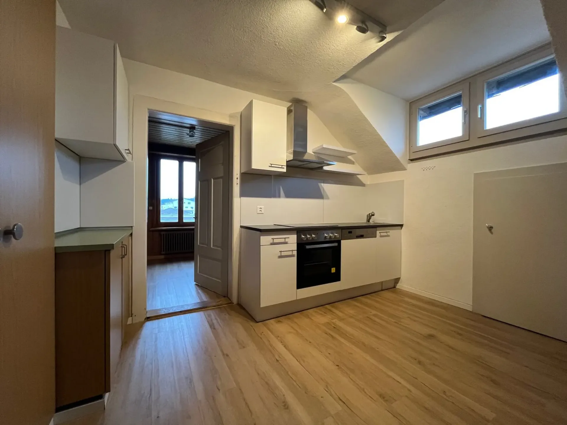 Grosse 2.5-Zimmer-Dachwohnung (ohne Balkon) mit kleinem Gartenabteil
