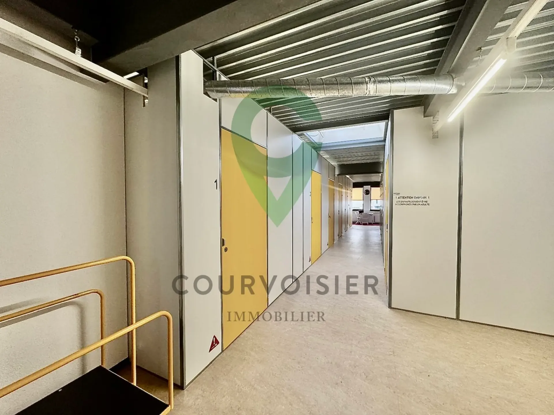 Surface mixte location de boxes de stockage et de bureau