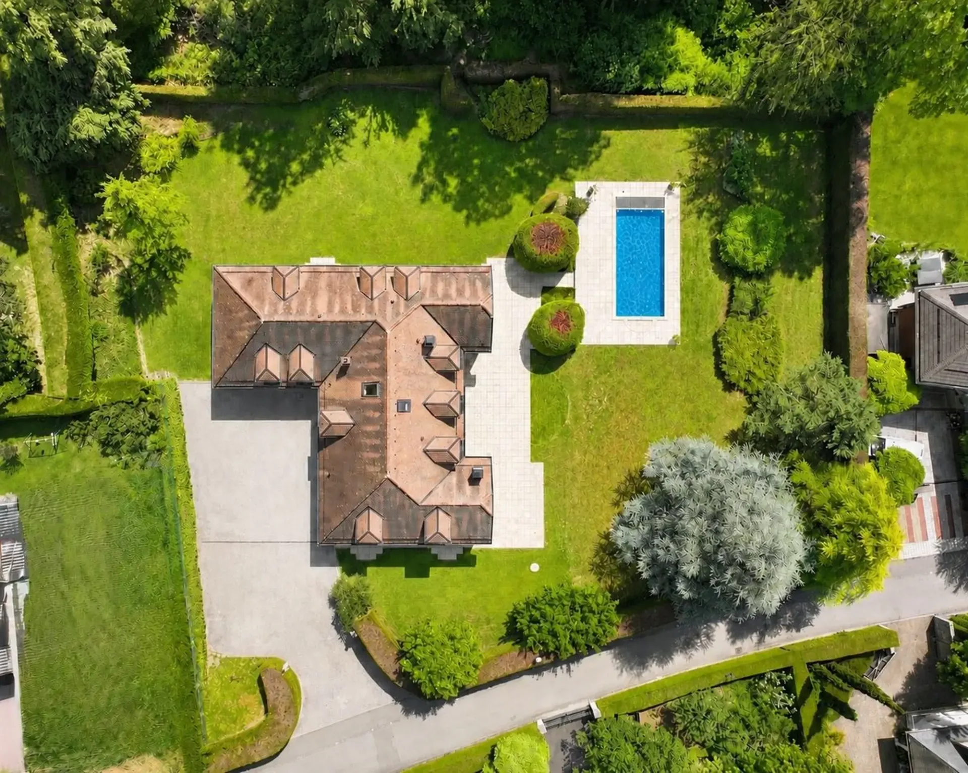 Magnificent family property with pool and large plot