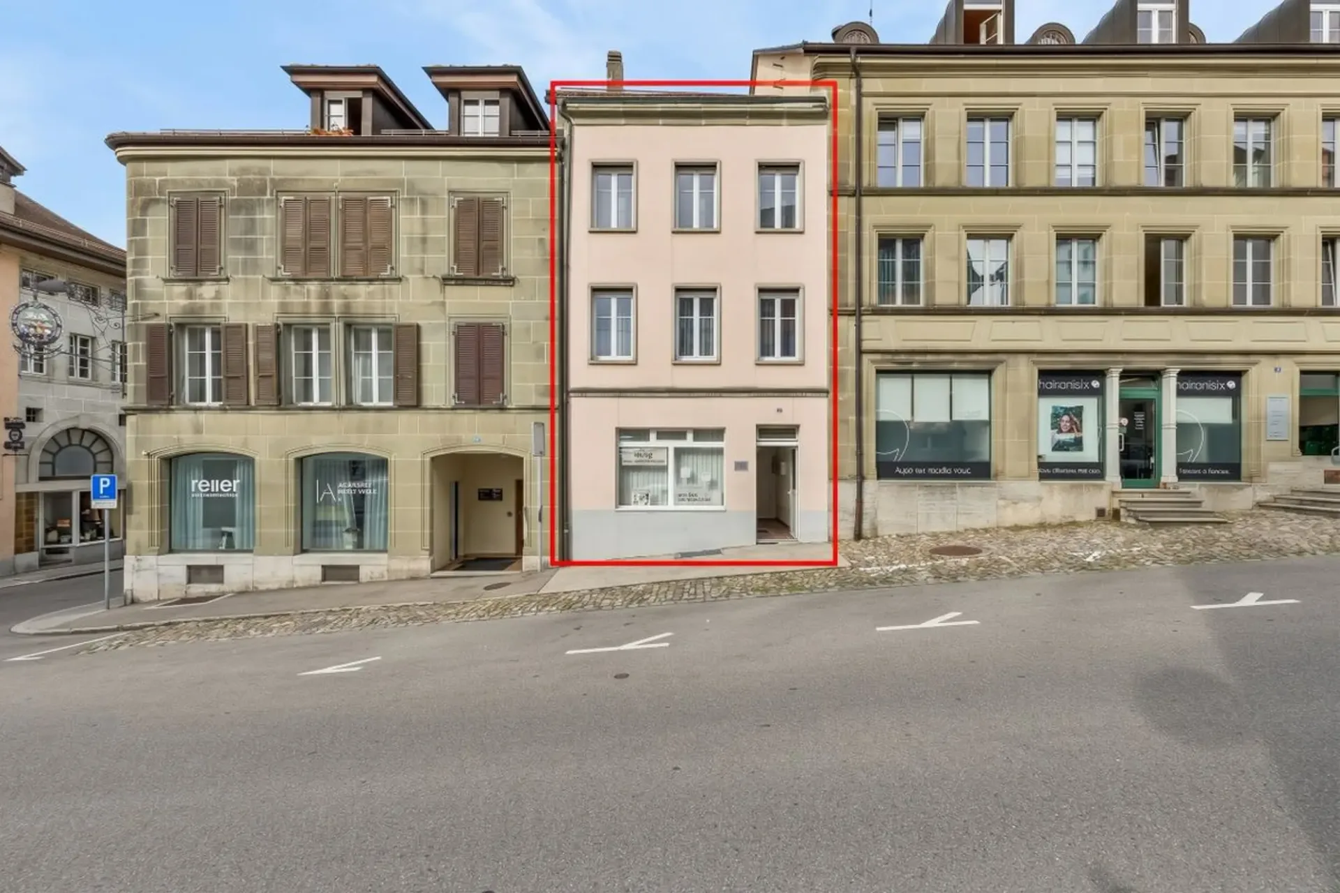 Haus mit 7,5 Zimmern, Gewerberaum und 5 Parkplätzen im Zentrum von Romont