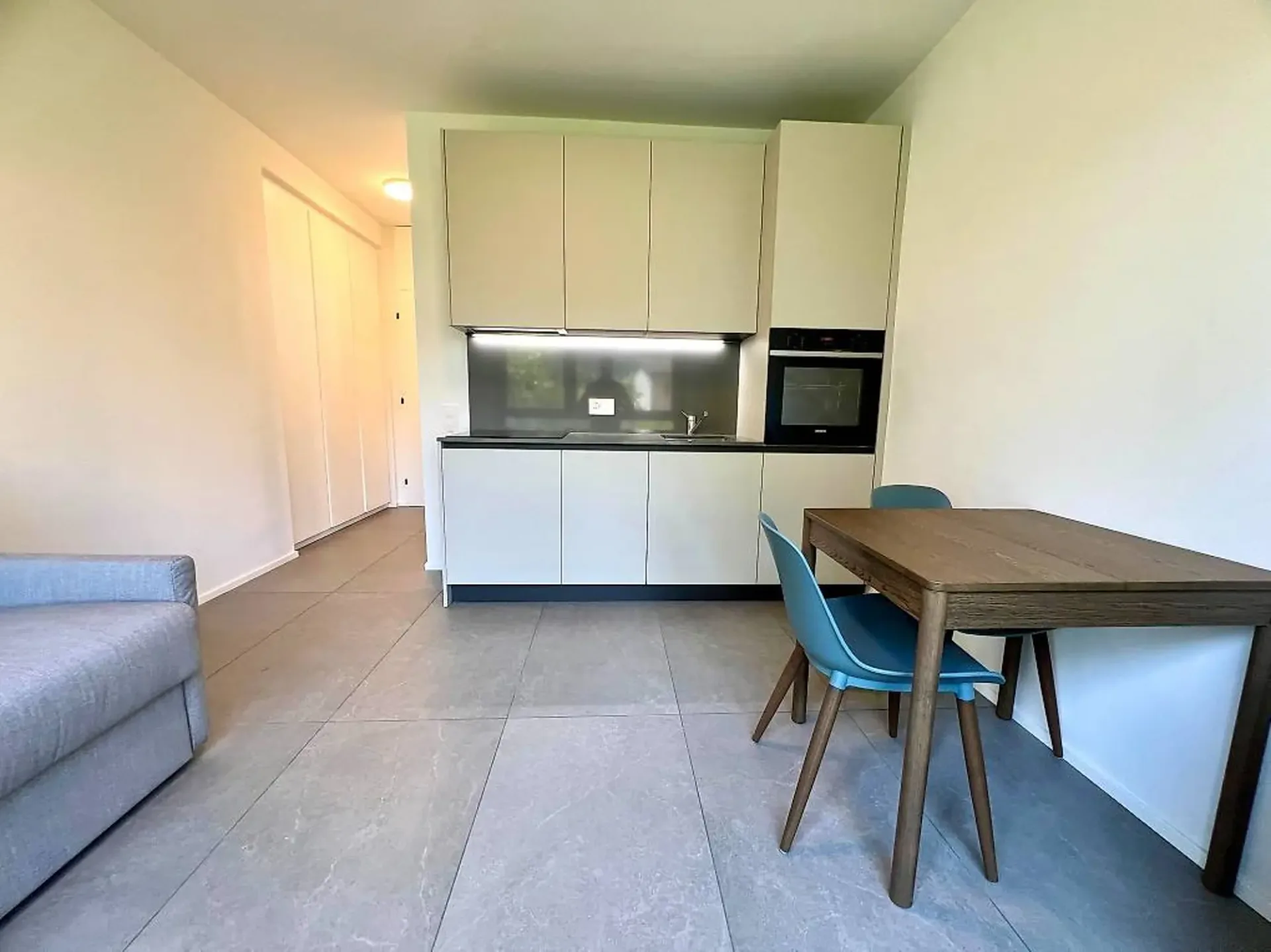 Komplett renoviertes und eingerichtetes Einzimmerapartment