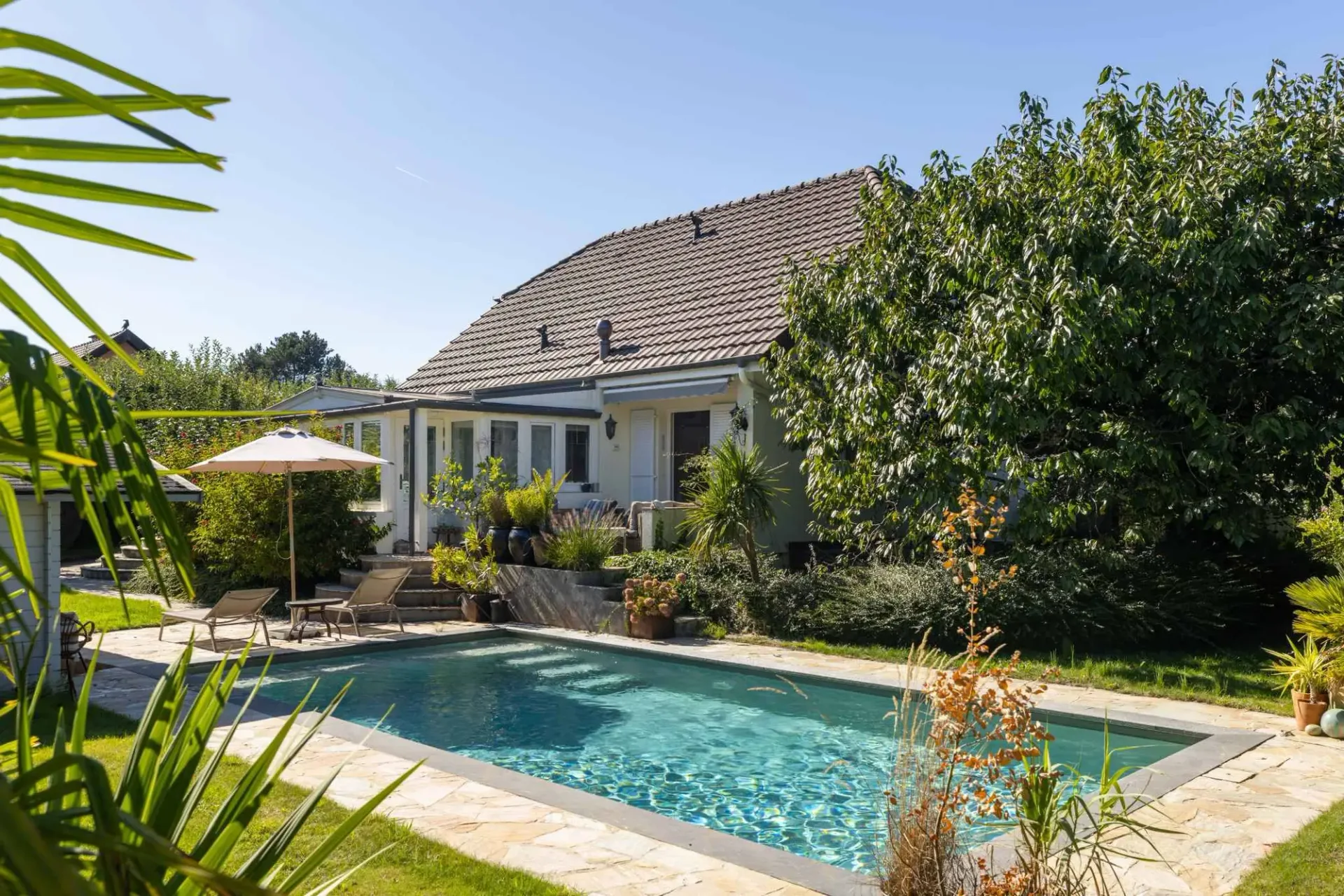 Charming individual villa with pool and beautiful volumes