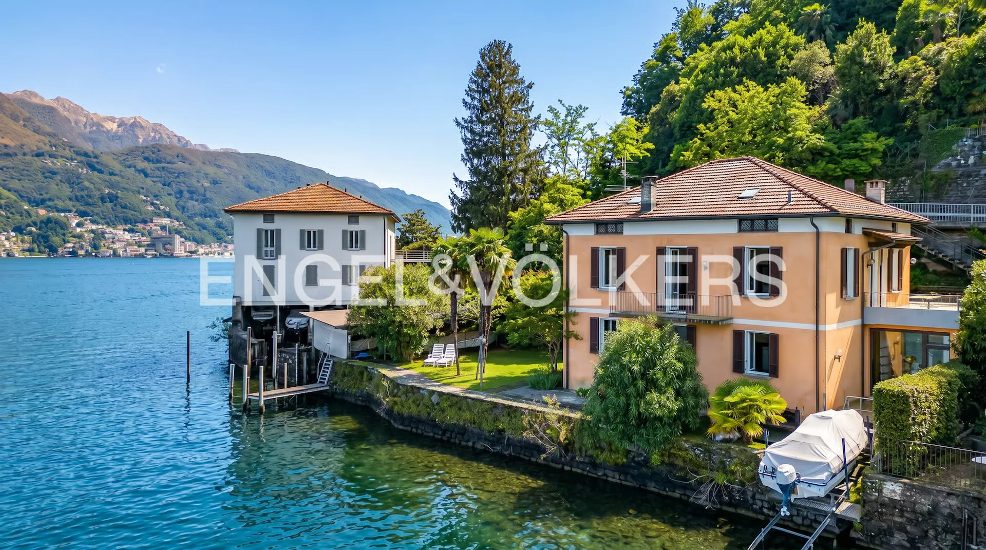 Direkt am See gelegene Villa mit Anlegestelle