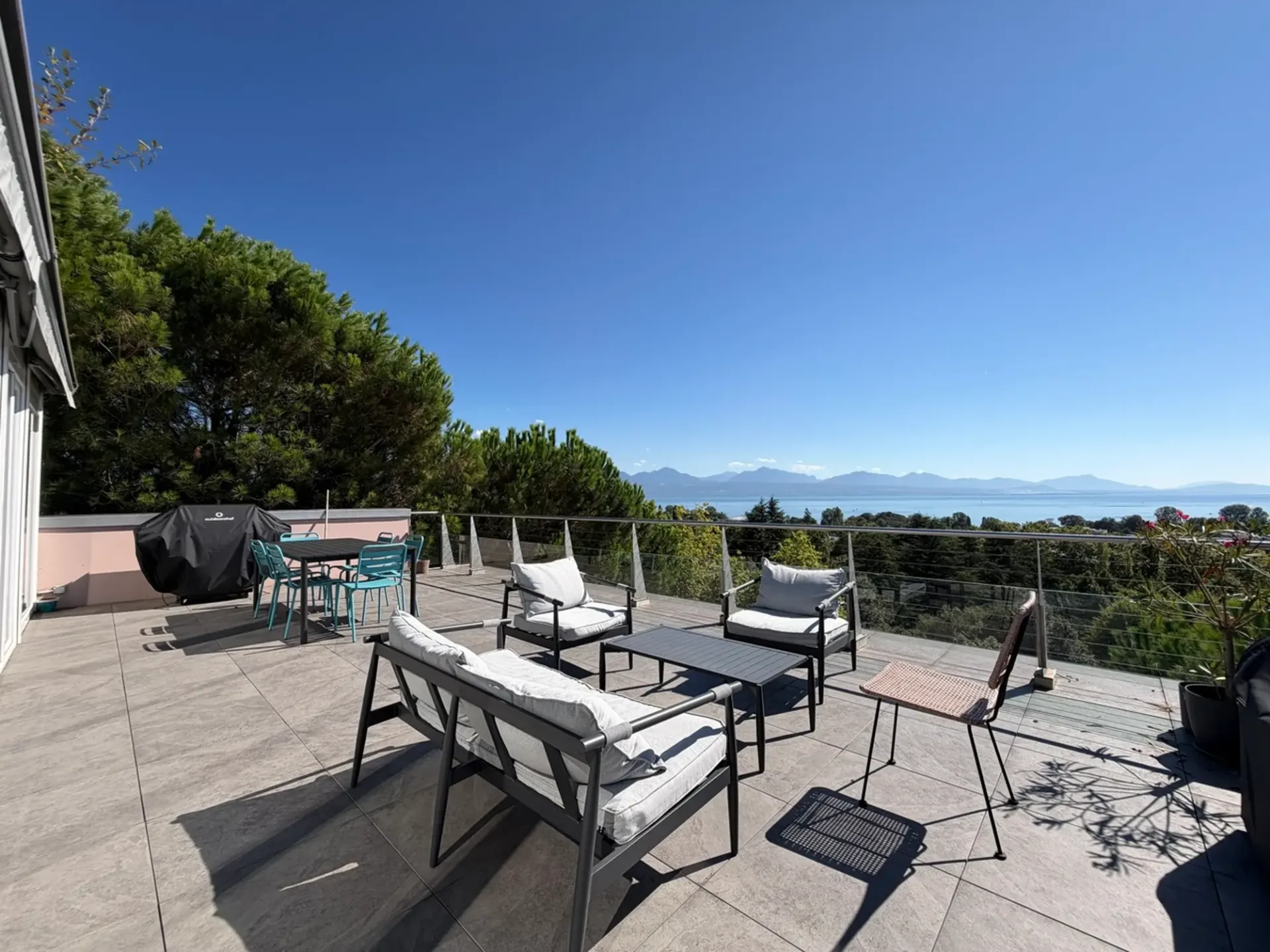 Prächtiges Dachgeschoss mit Terrasse von 5.5 Zimmern mit etwa 175 m2
