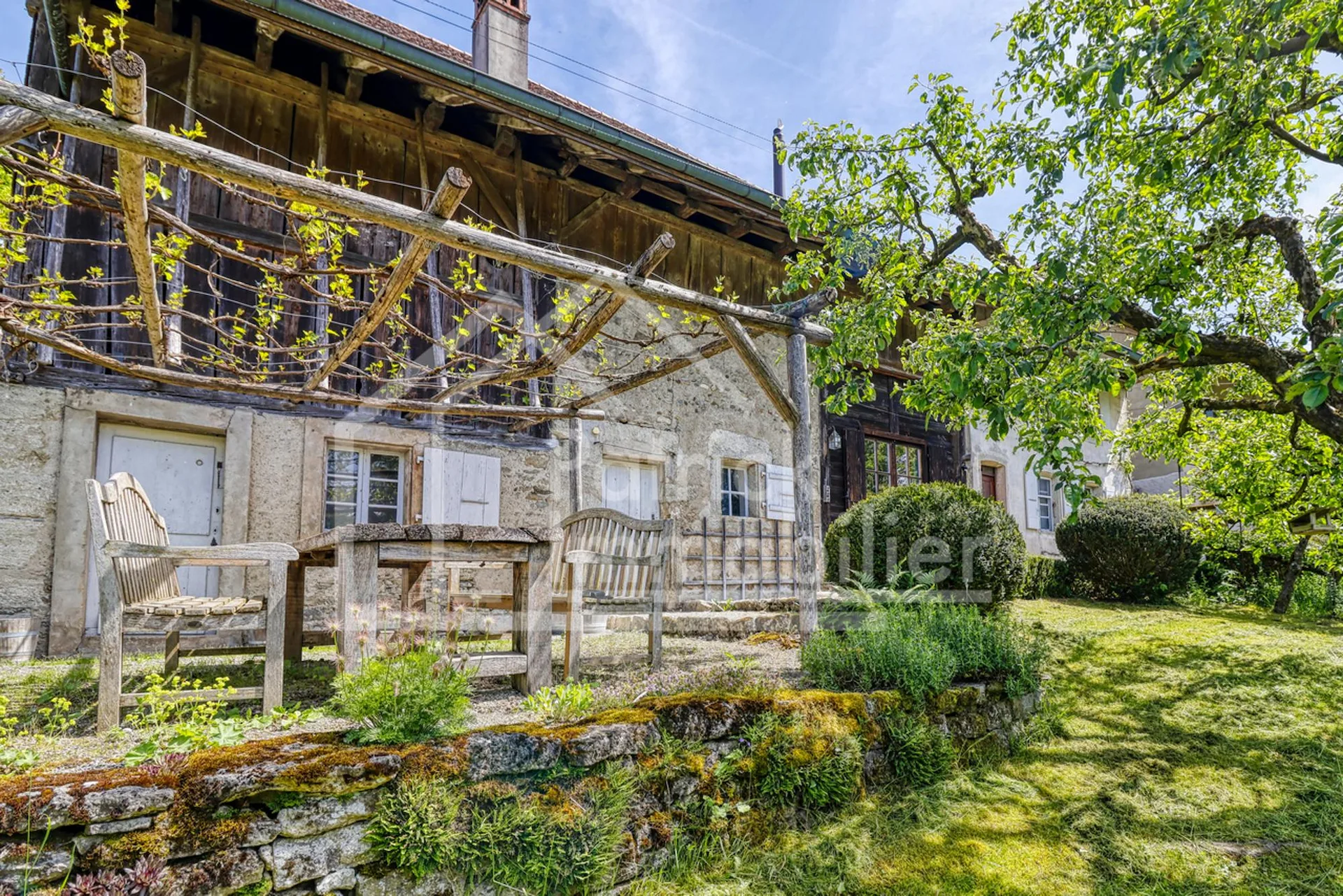 Ferme rénovée de caractère avec fort potentiel constructif