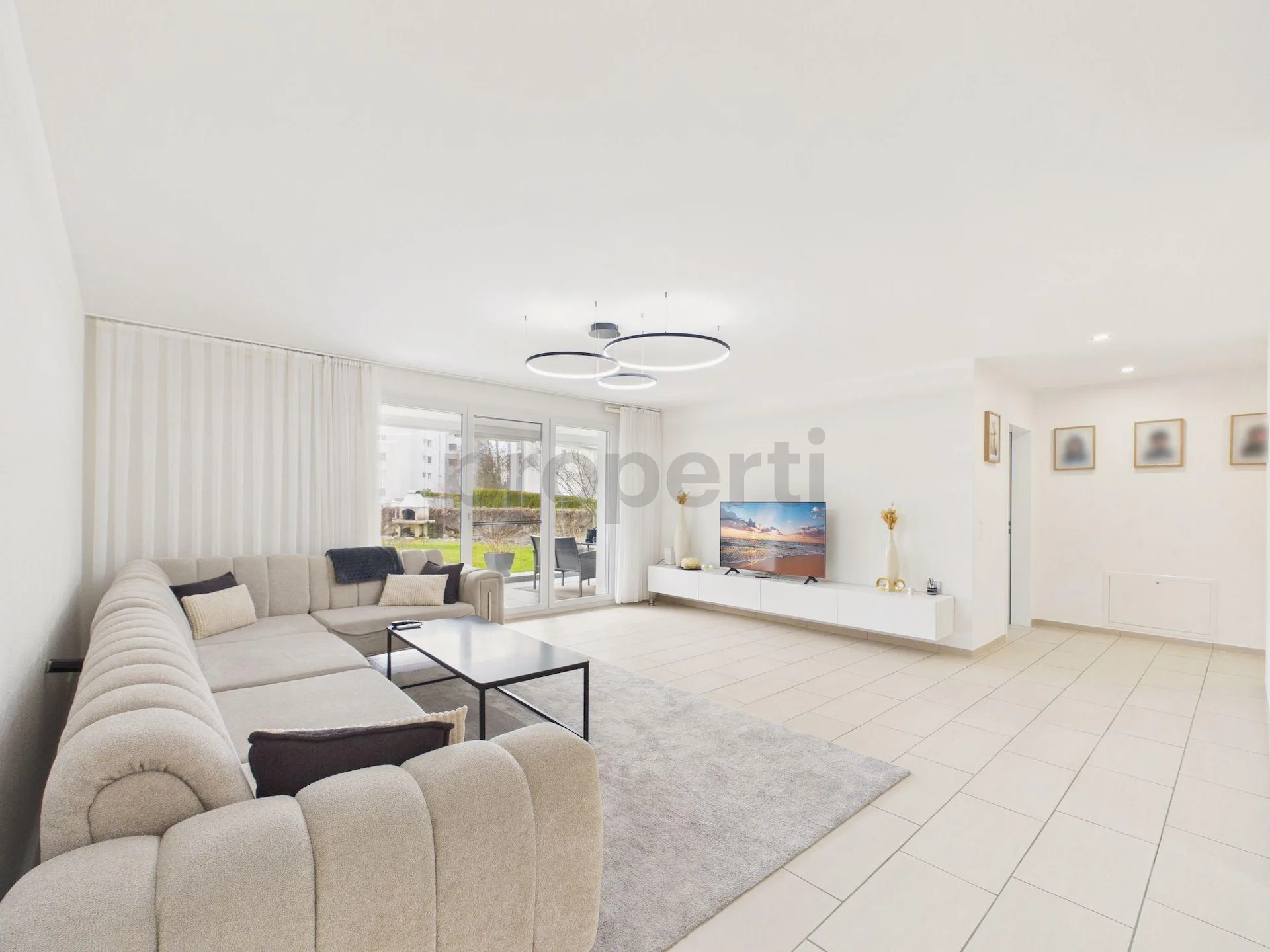 Modern 5.5-room apartment with 290m2 garden in Wetzikon
