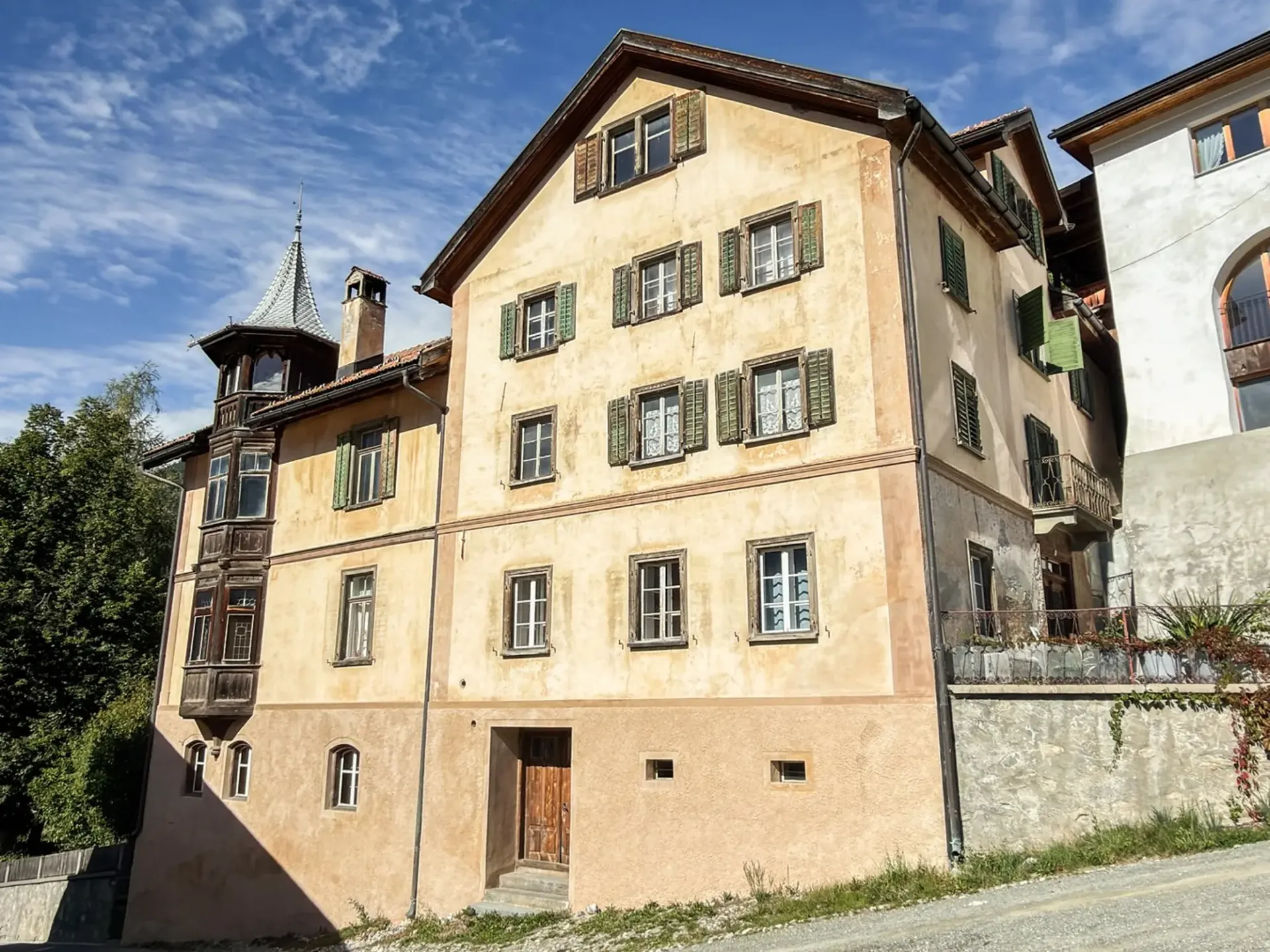Incantevole appartamento mansardato di 5,5 locali a Valsot – Gioiello storico con fascino di montagna