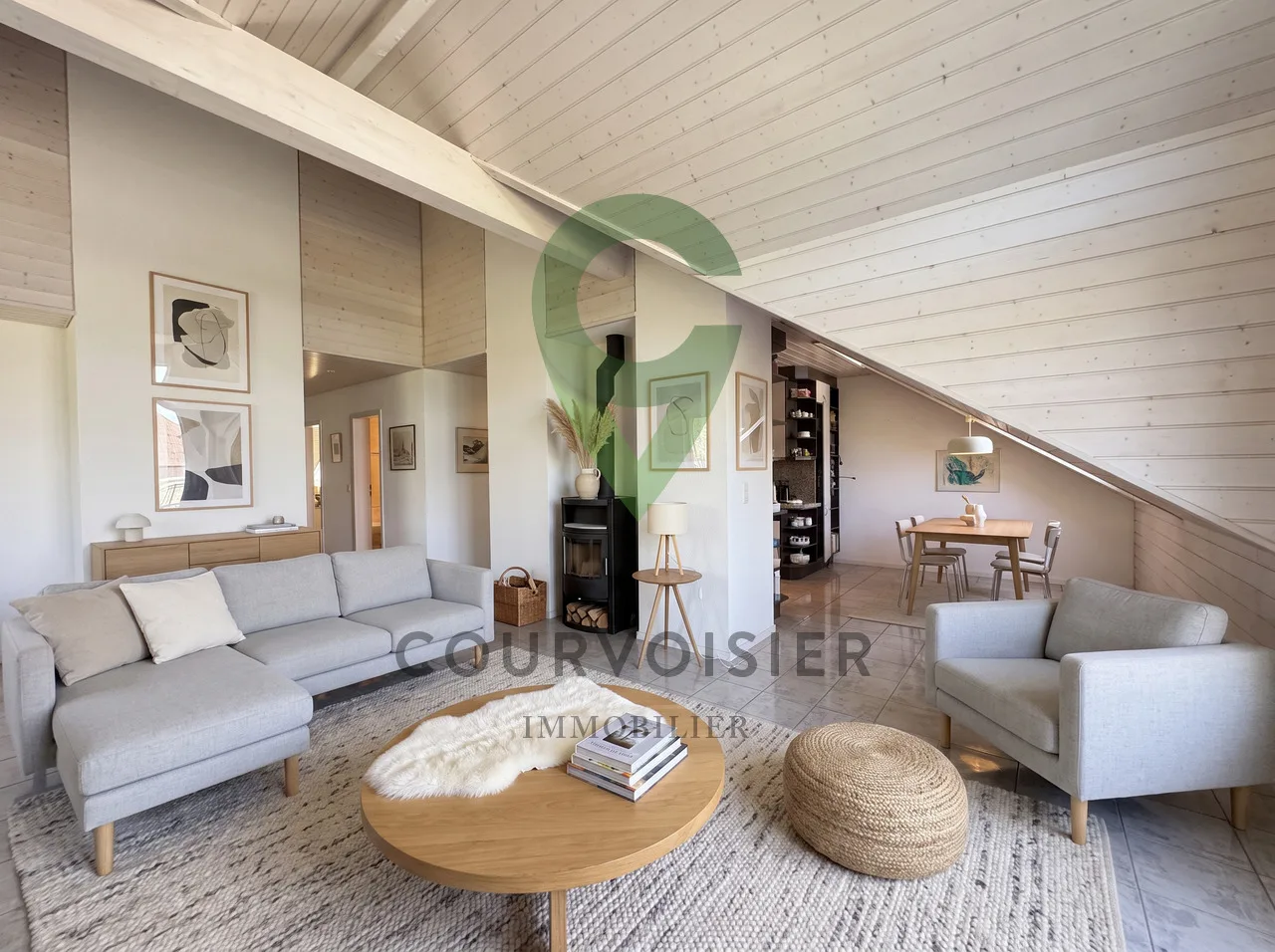 Spacious attic with 3.5 rooms and lovely unobstructed view of the lake