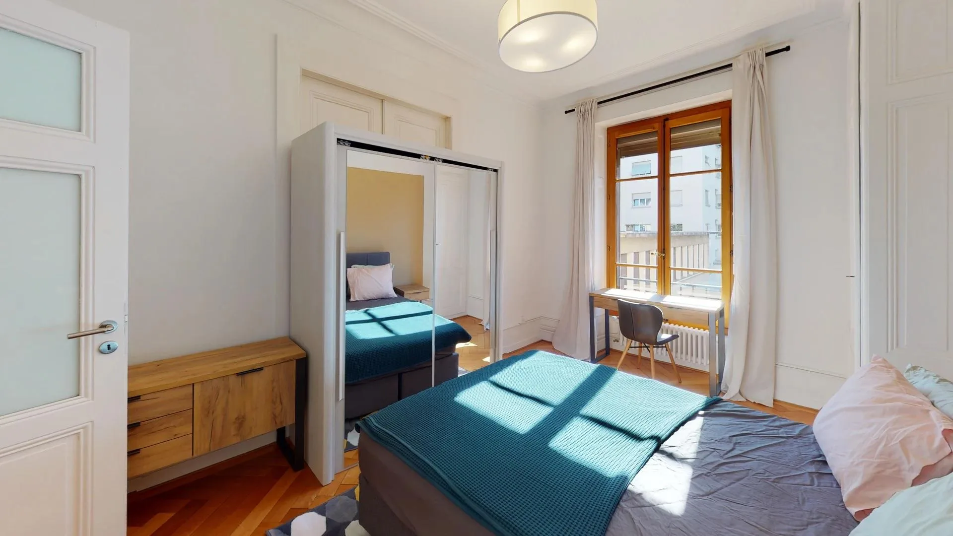 Furnished room in modernised apartment in a top location