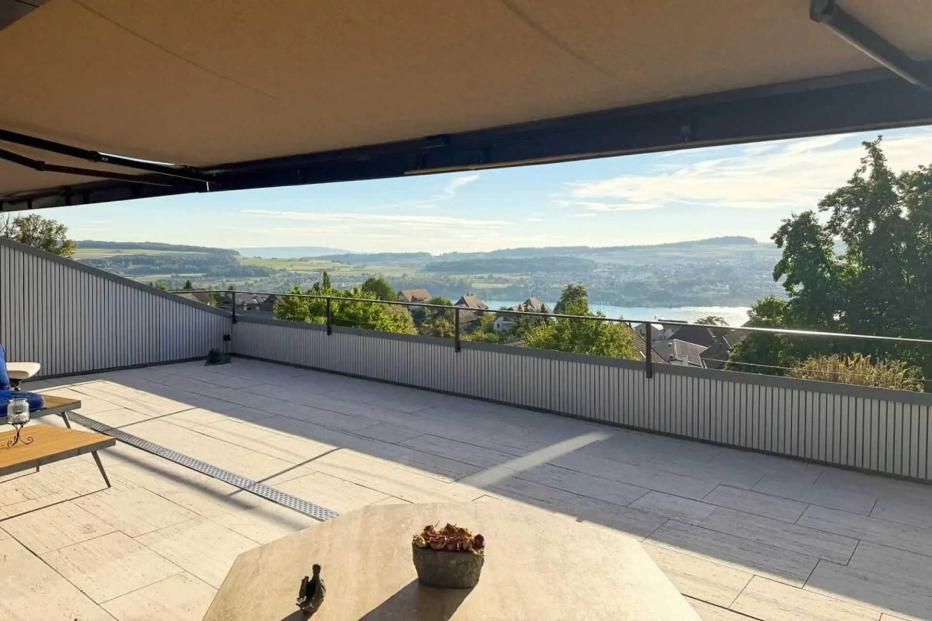 Herrliche Lage mit Seeblick: Exquisite 4 ½-Zimmer-Terrassenwohnung mit 90 m2 Traum-Terrasse