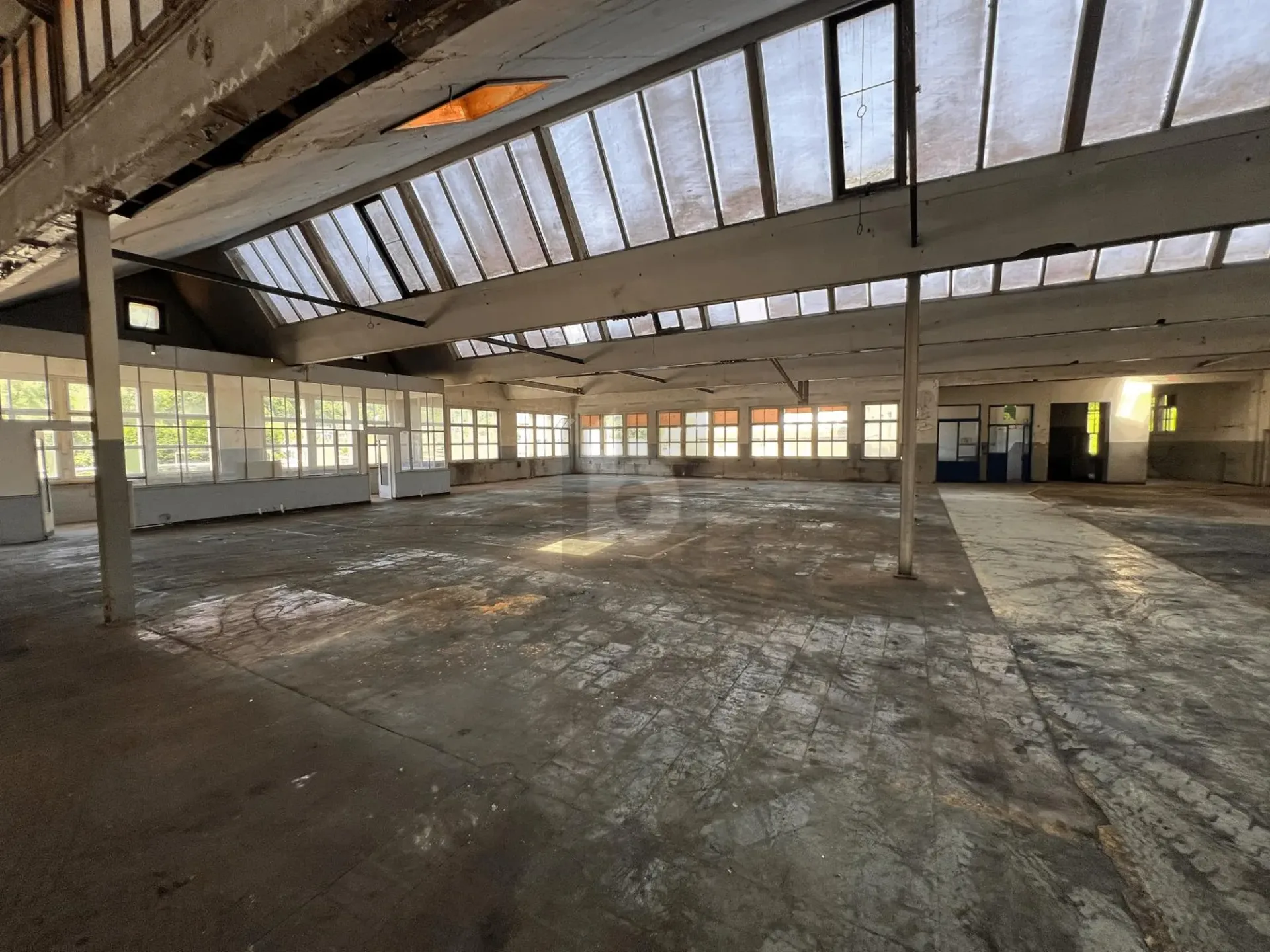 GROßZÜGIGE LAGERHALLE, LAGERUNG