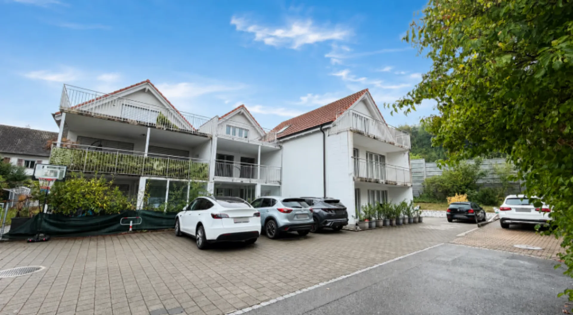 Maison d'angle de 6,5 pièces neuve avec beaucoup d'espace, terrasses et excellentes liaisons de transport