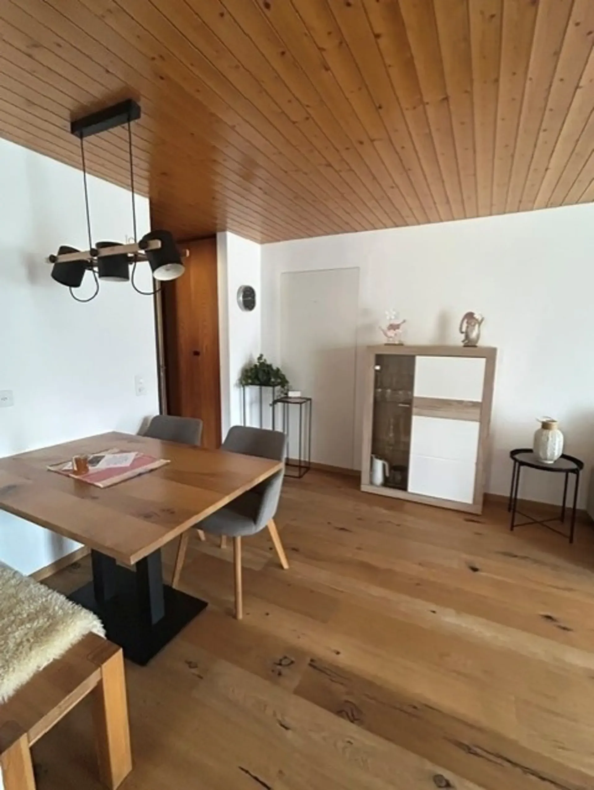 Gemütliche 2.5-Zimmer-Wohnung mit Balkon und schöner Aussicht in Lax