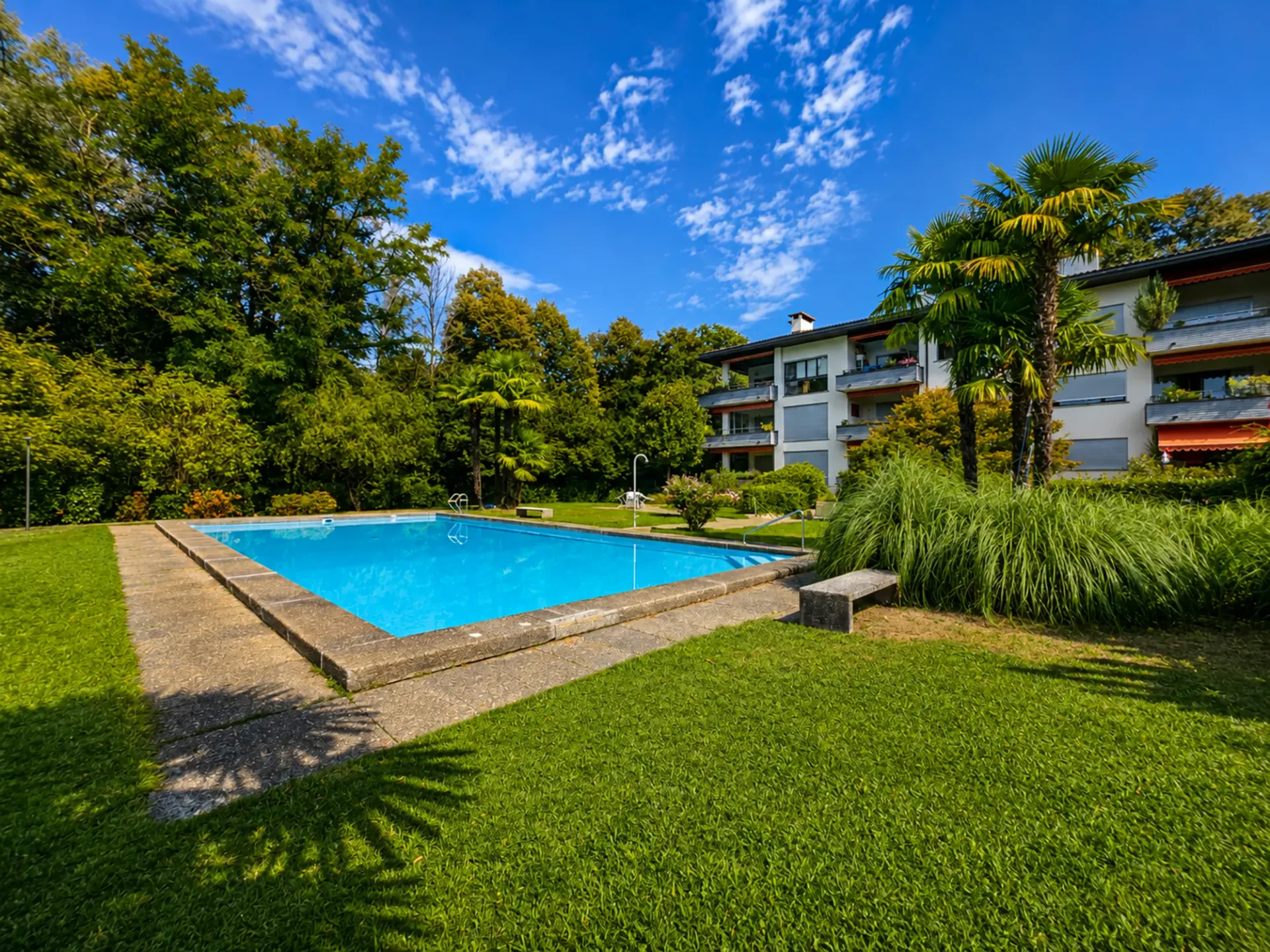 Ponte Capriasca: Elegantes 2-Zimmer-Wohnung mit schöner Terrasse mitten im Grünen und Swimmingpool