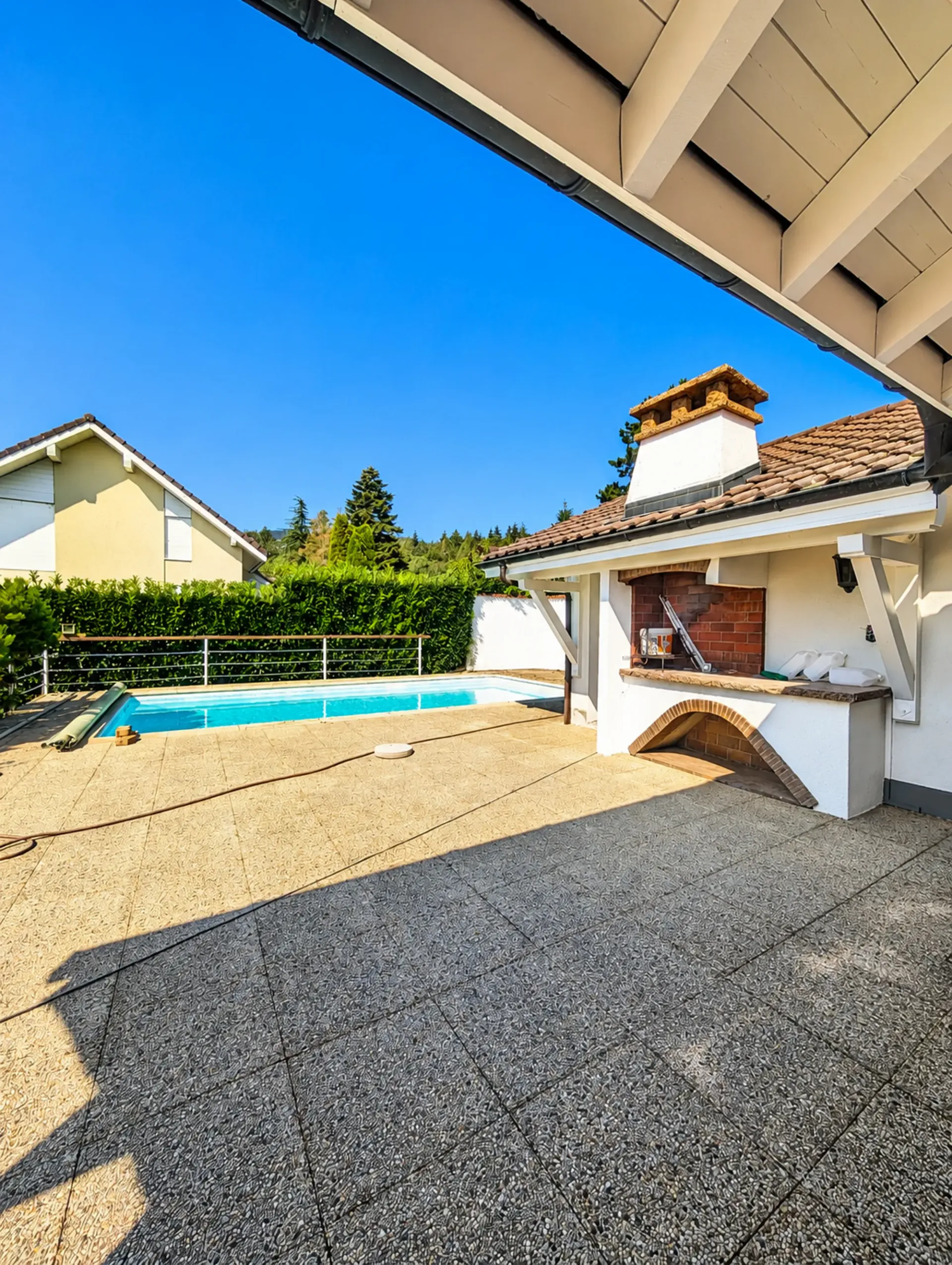 Superb renovated villa with panoramic views, pool and vast garden