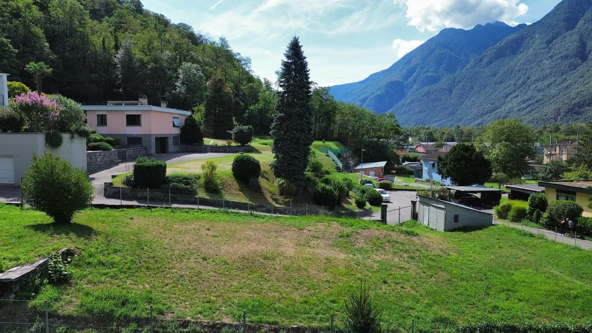 Terreno edificabile R2 di 390 m², indice di sfruttamento 0.4 e predisposizione allacciamenti