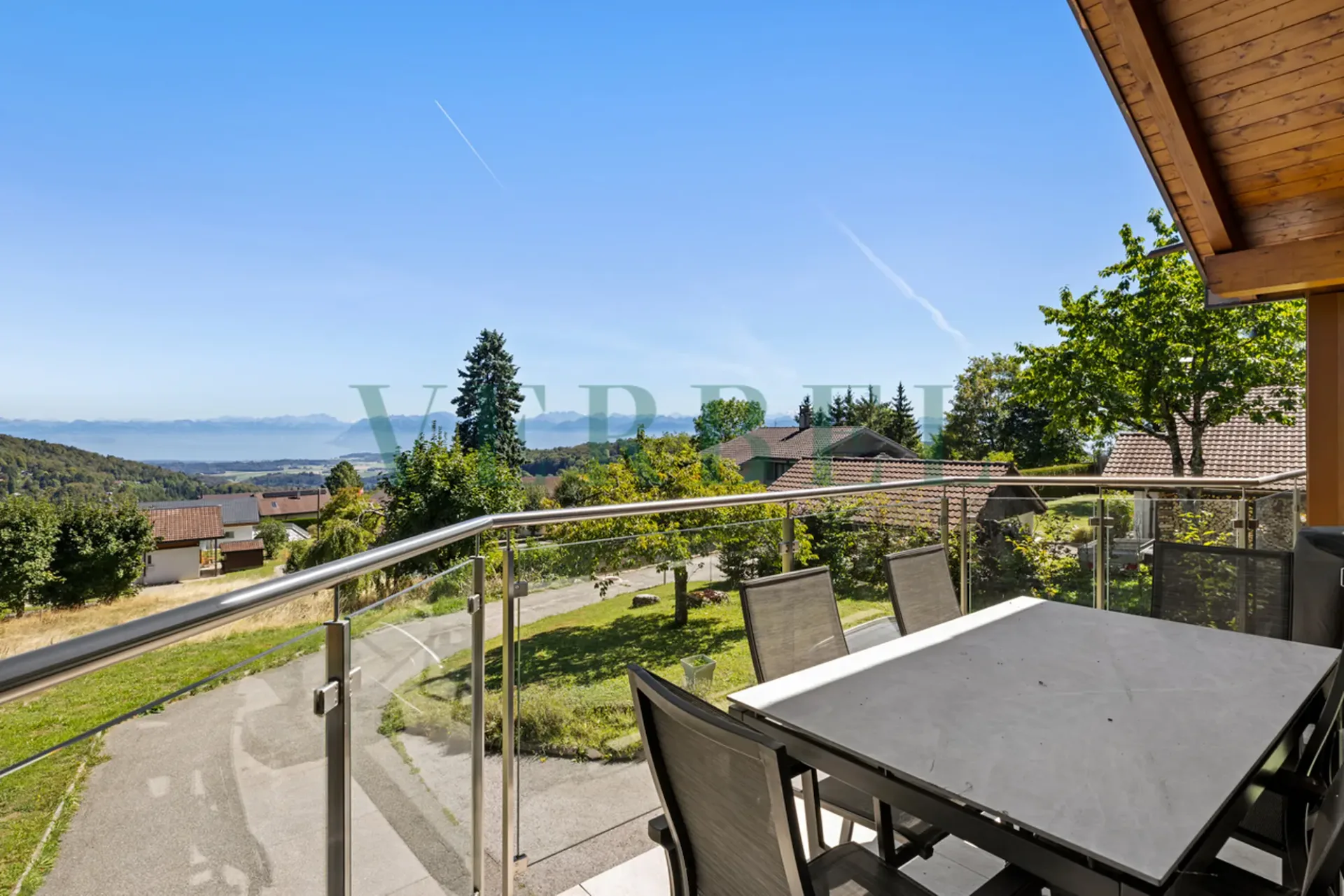 Villa-chalet : un cadre d'exception entre lac et montagnes