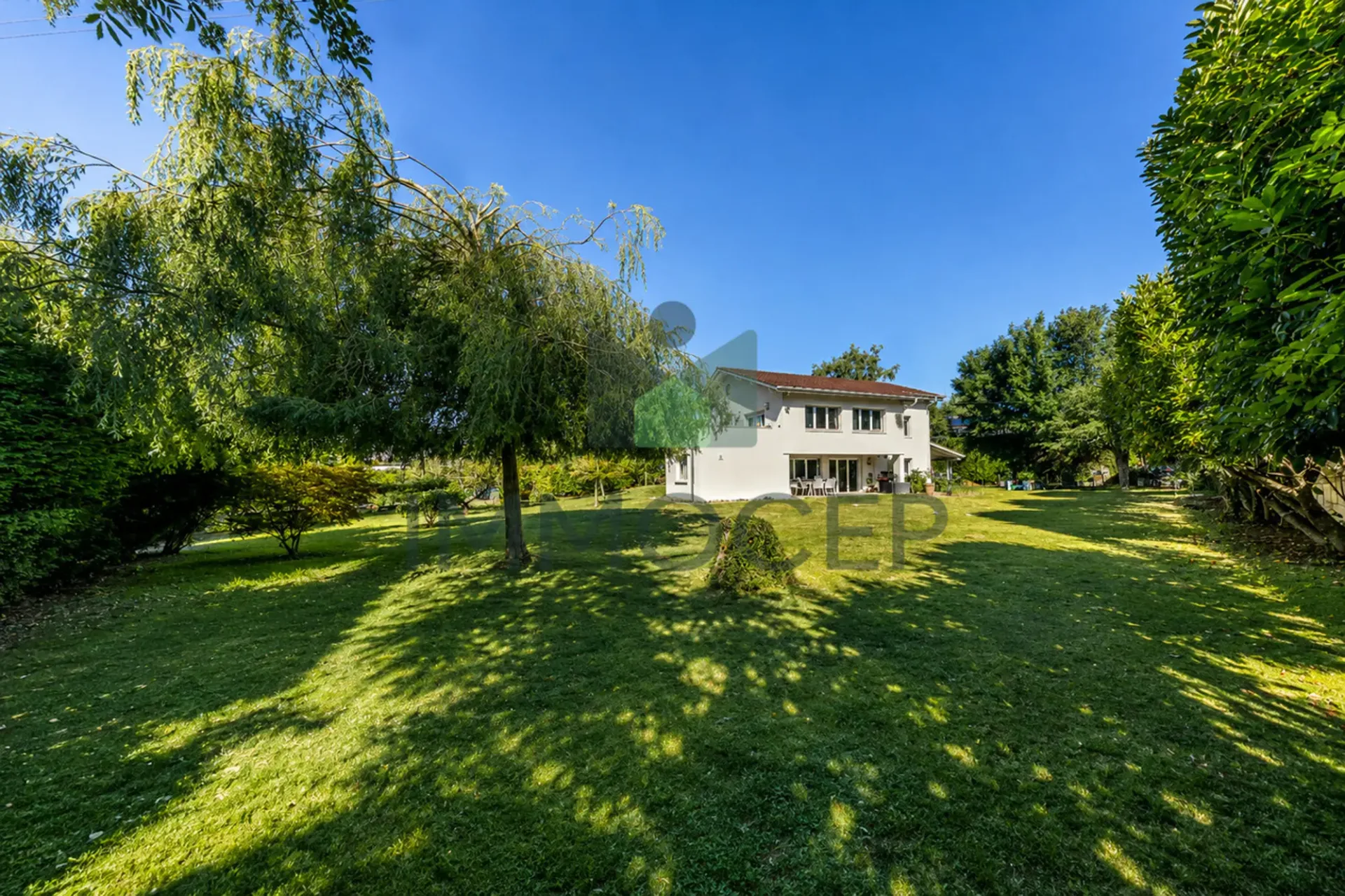 Villa individuelle 5 chambres spacieuses et grand terrain à Founex