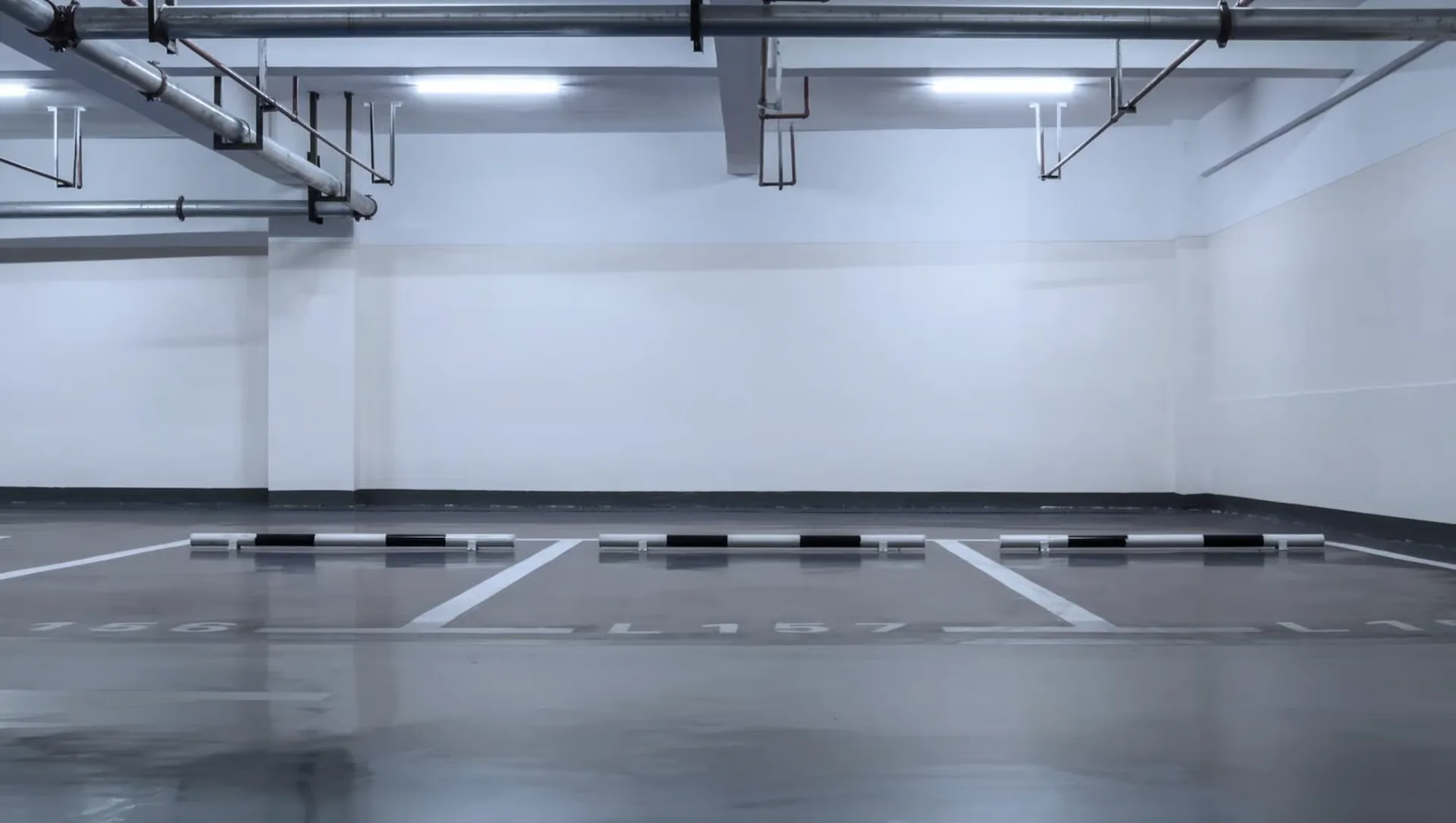 Parkplätze Innen in Balerna für exklusive Autos