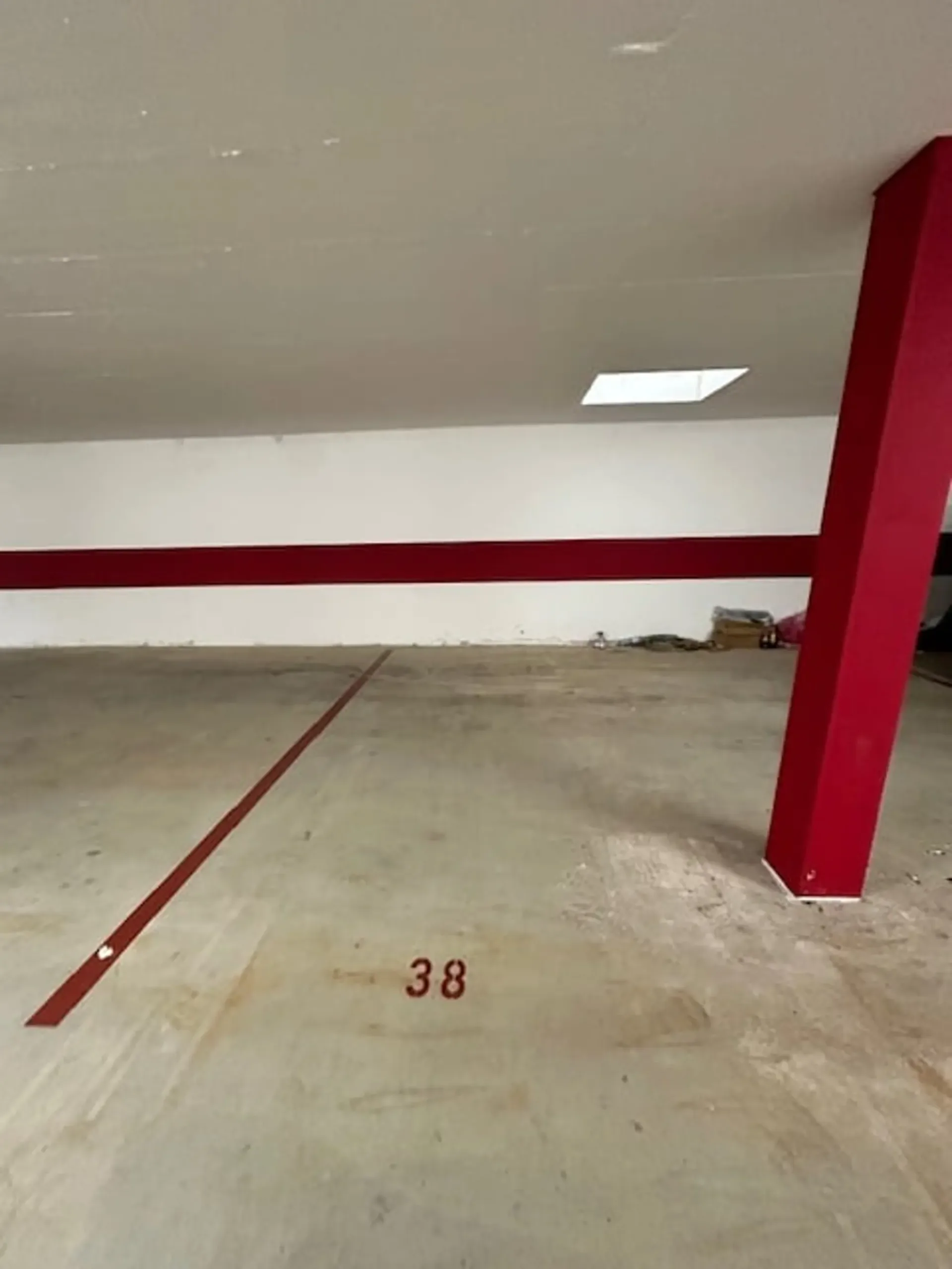 Einstellhallenplatz zu vermieten