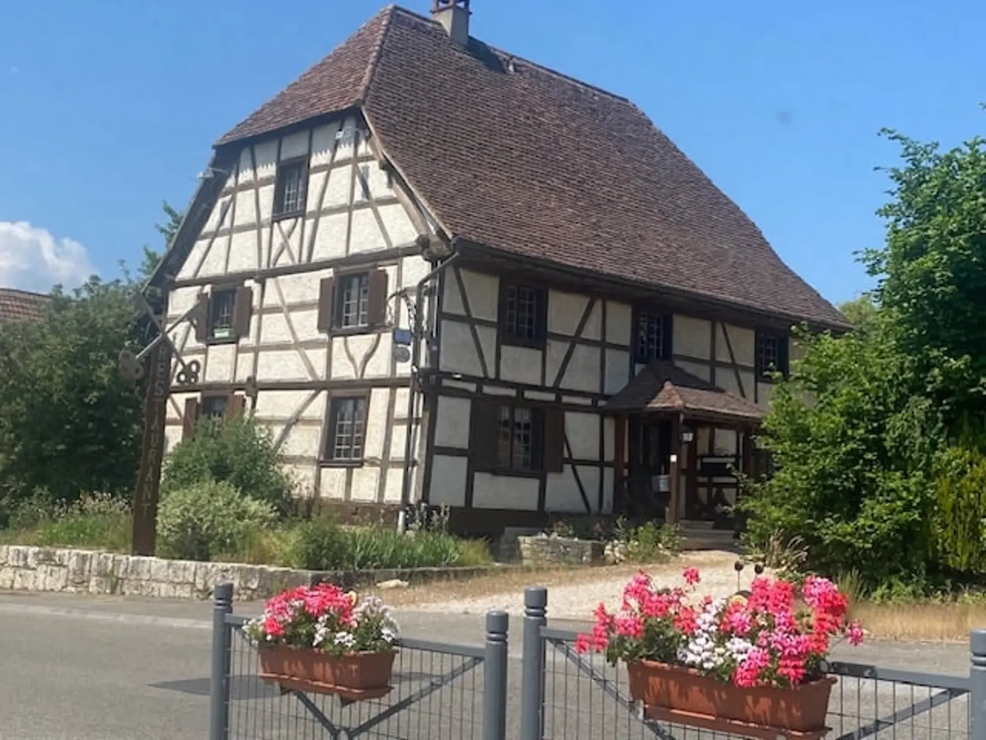 Réf: 11036*** Secteur Leymen / Oltingue:  Maison avec restaurant env. 190 m² sur env. 8 ares