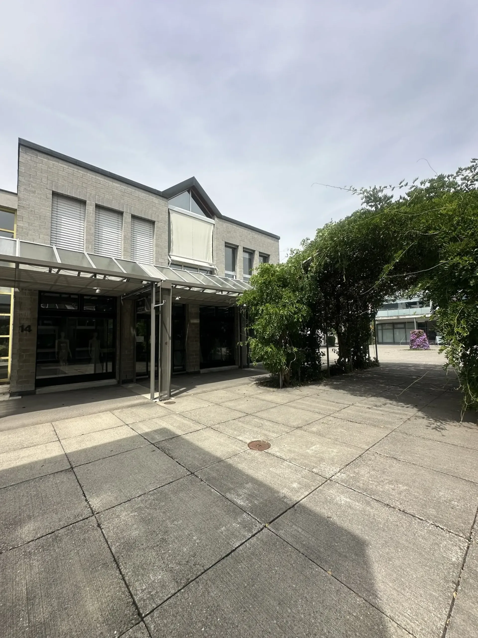 Office space in the Dorfmärit shopping center in Bolligen