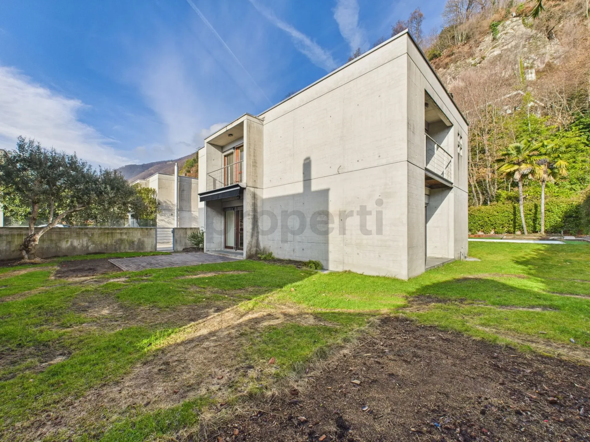 Wir verkaufen ein wunderschönes, großzügiges Haus in Brione sopra Minusio mit Pool und Garten. (Kein Seeblick)