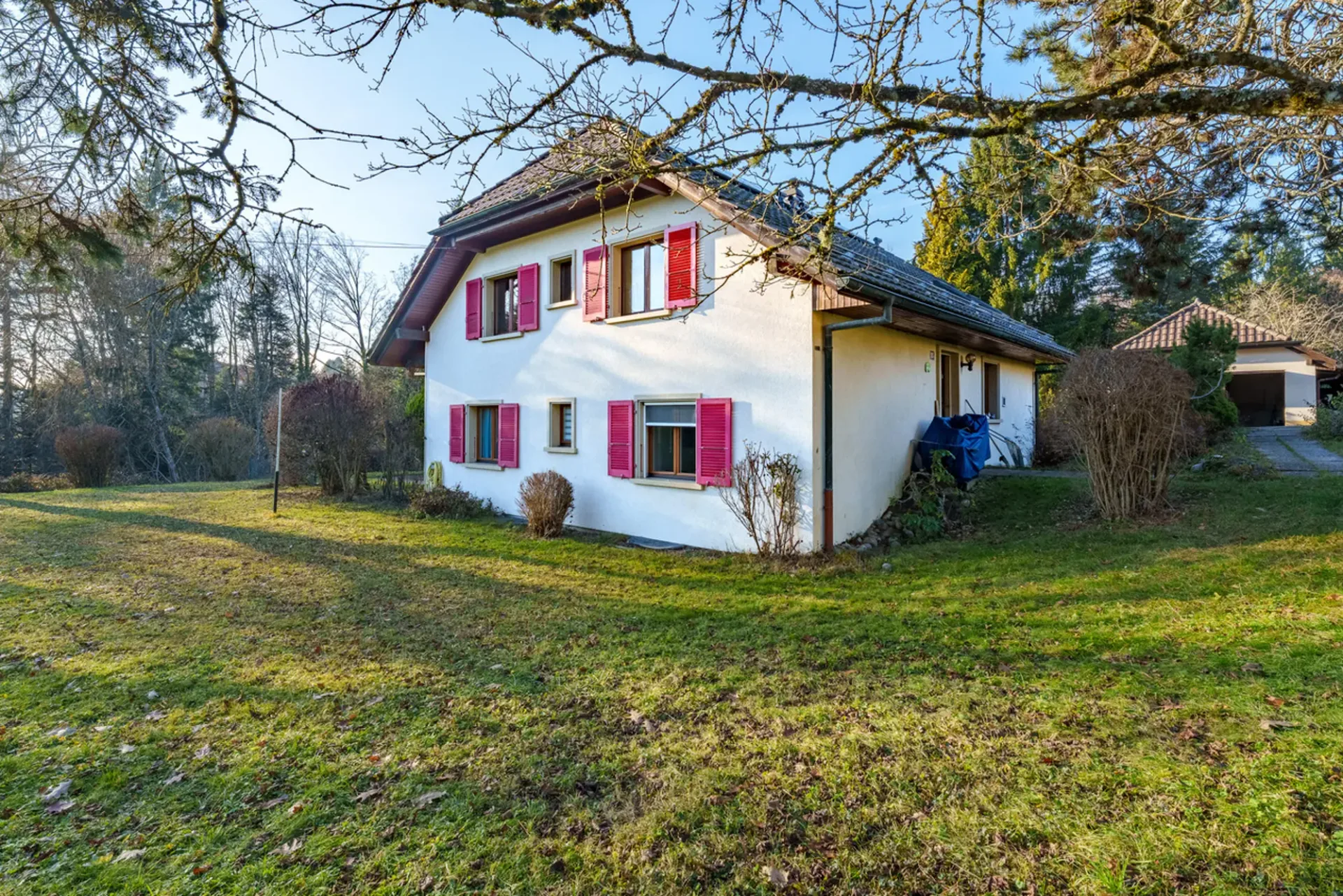 Grande maison de deux appartements avec potentiel d'agrandissement