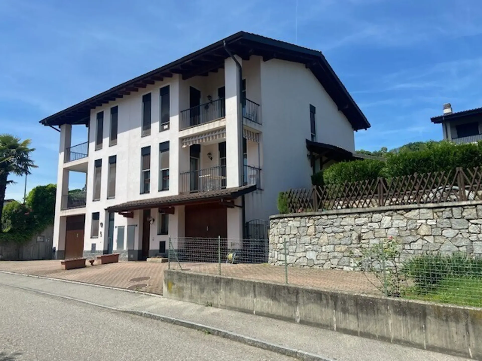 Geräumiges Doppelhaus mit 7 Zimmern und Garten in Ligornetto