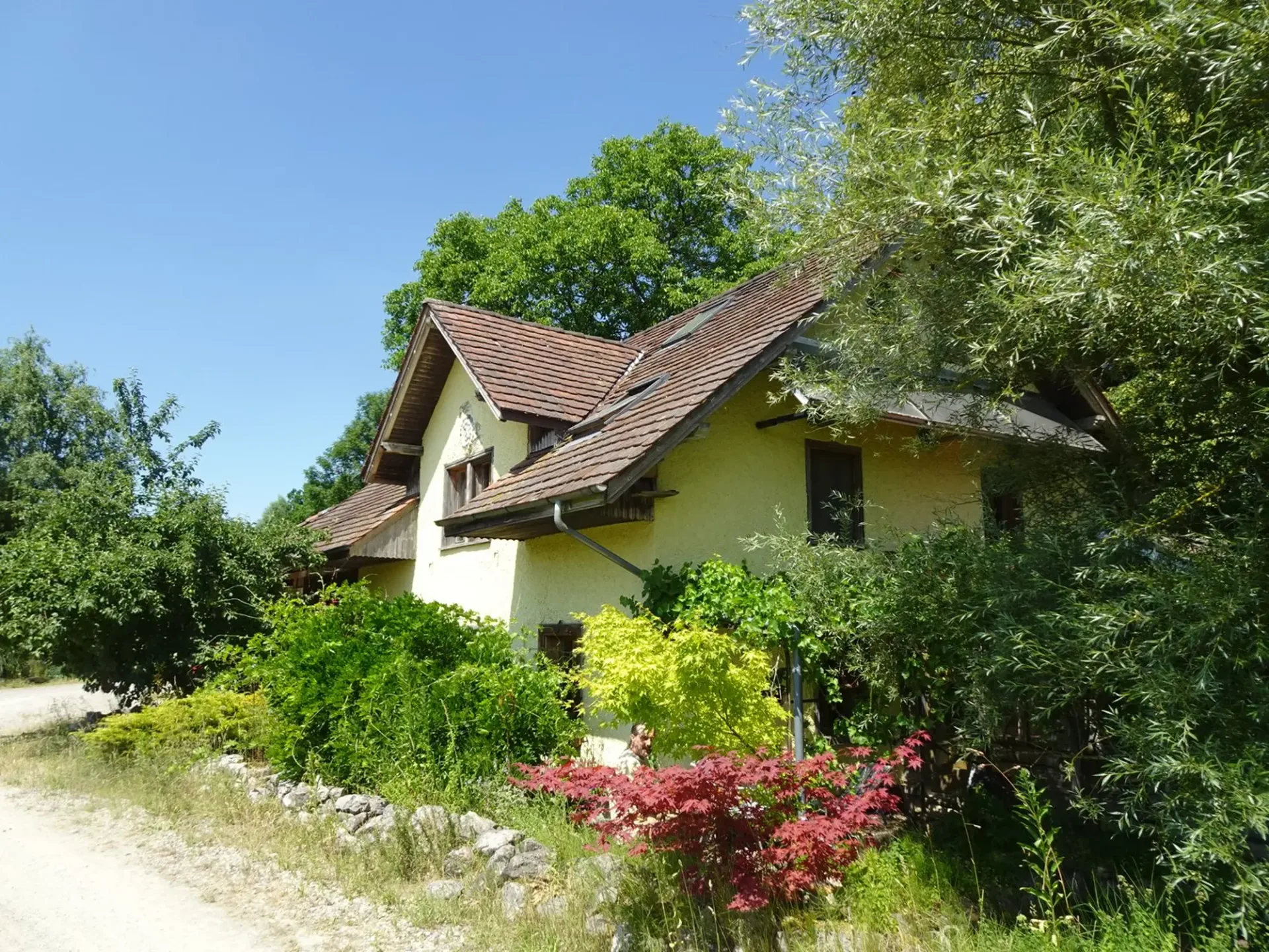 Maison d'agriculteur rénovée de manière écologique au milieu de la nature