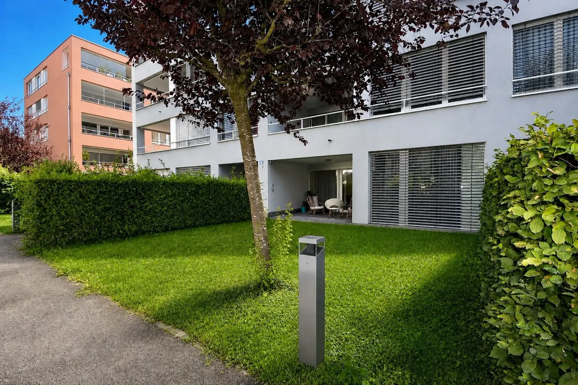 Grosszügige und ruhig gelegene 3.5-Zimmer-Gartenwohnung mit Tiefgaragenplatz
