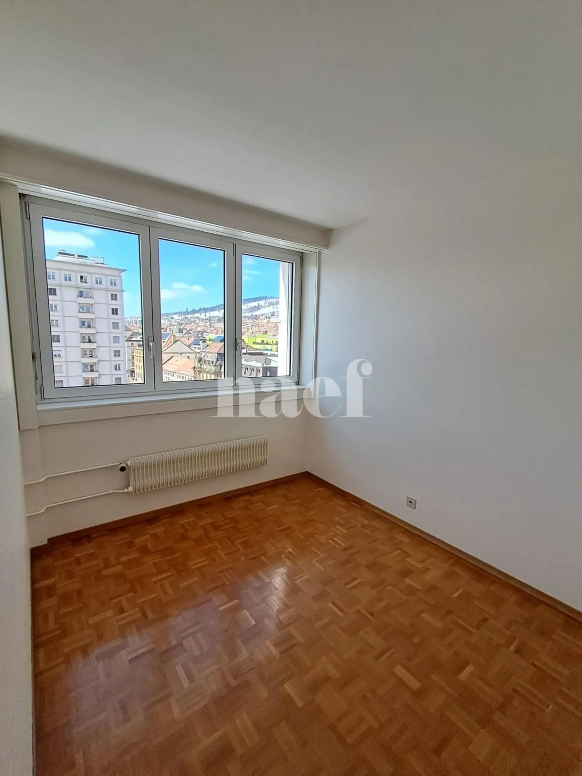 Commerce de 36 m2 au 8e étage avec ascenseur
