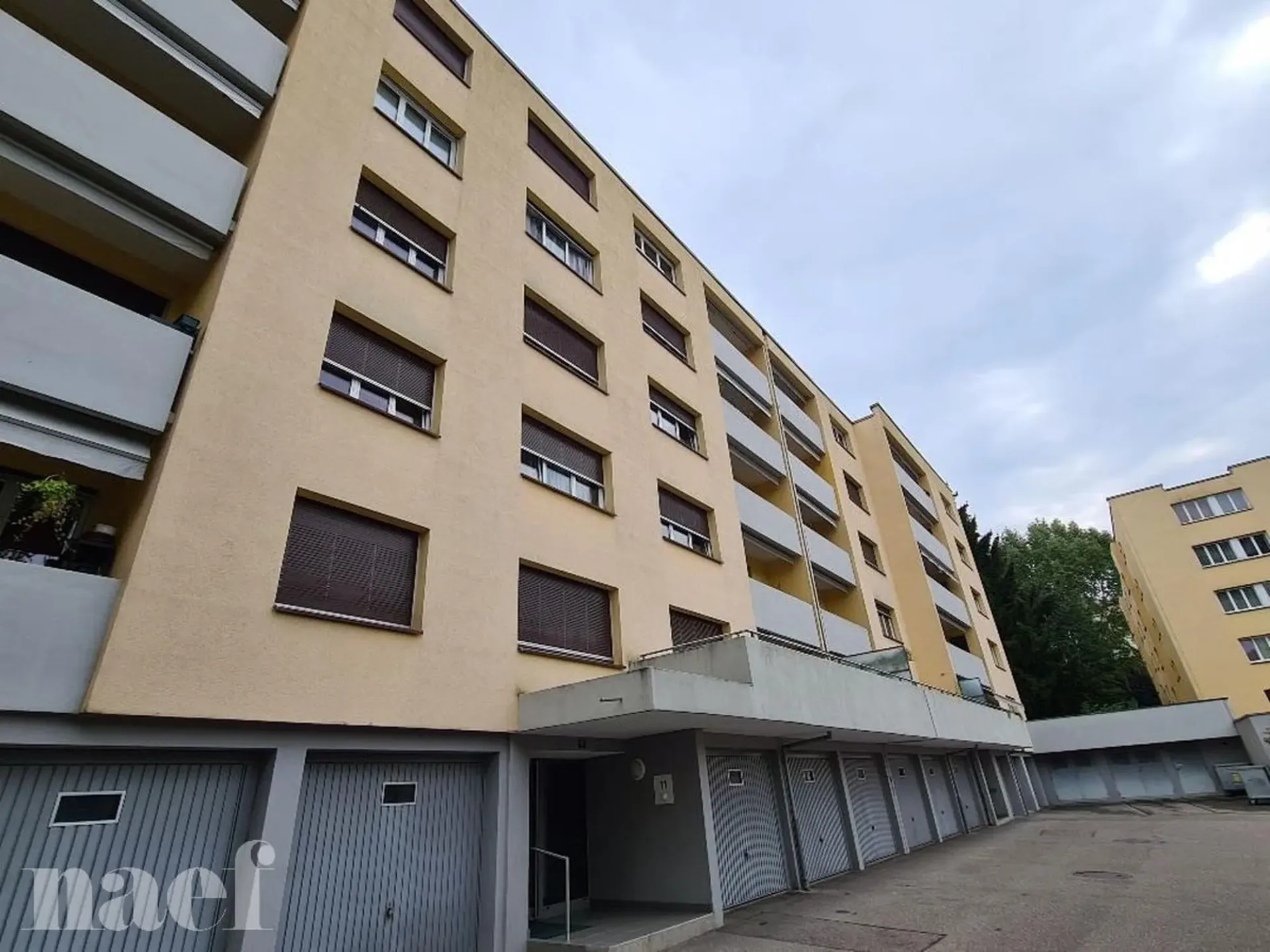 Gemütliche 5-Zimmer-Wohnung im Erdgeschoss des Gebäudes.