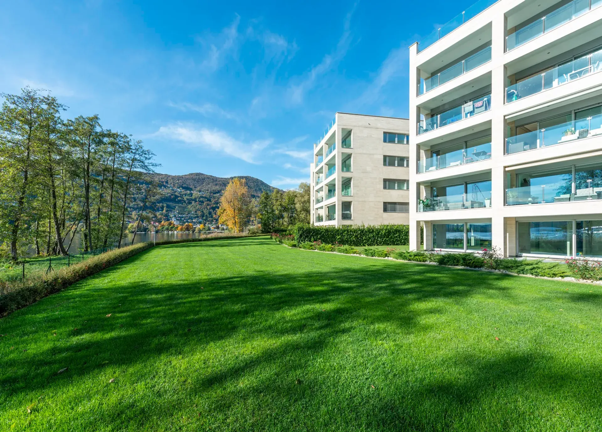 Prestigöse Wohnanlage am Seeufer | Apartment mit Garten