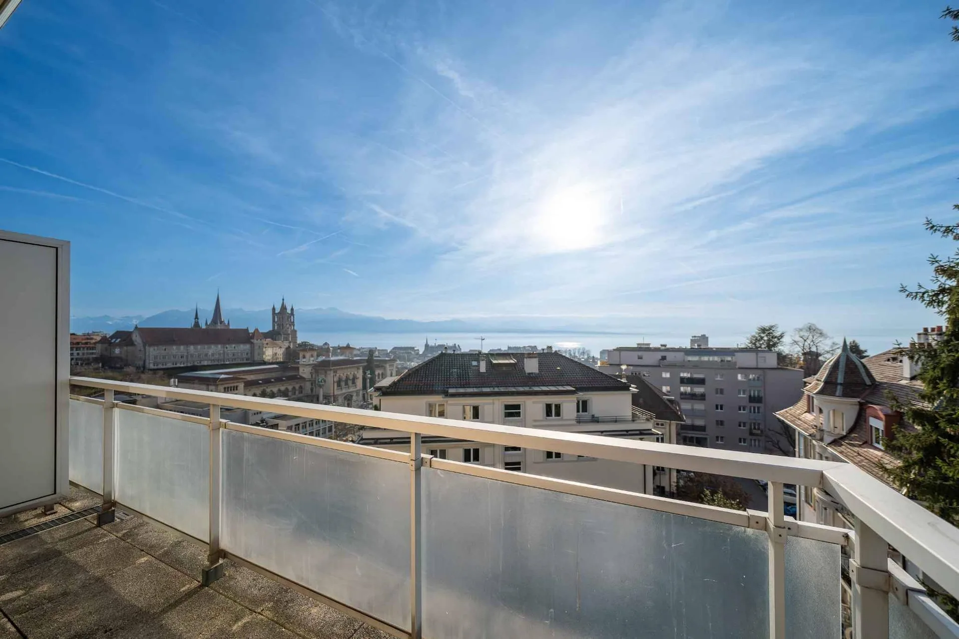 Exceptional 1.5-room attic with breathtaking views of the lake