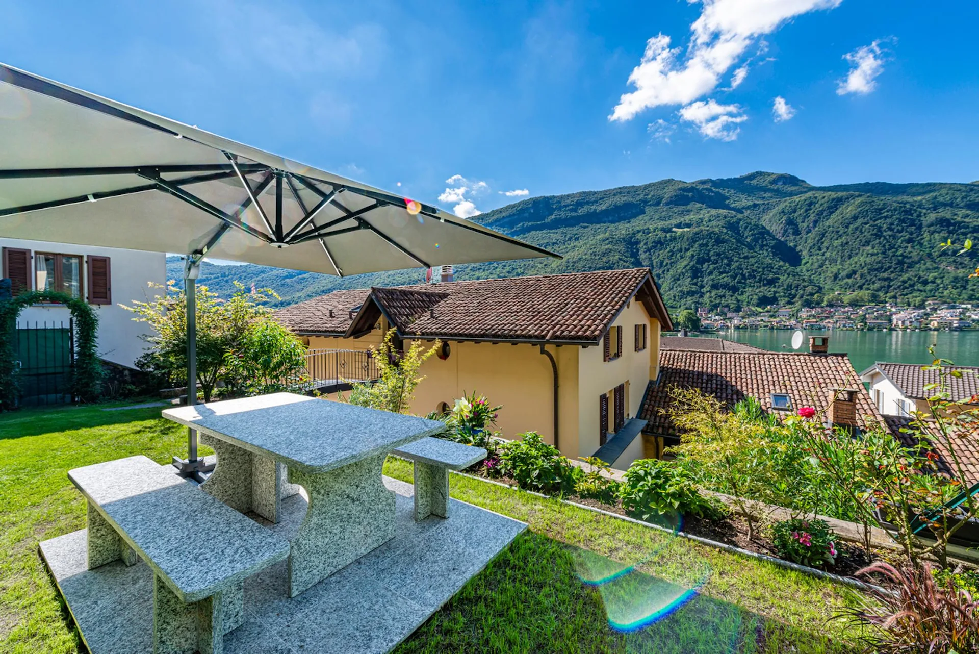 Caratteristico appartamento mansardato con vista lago