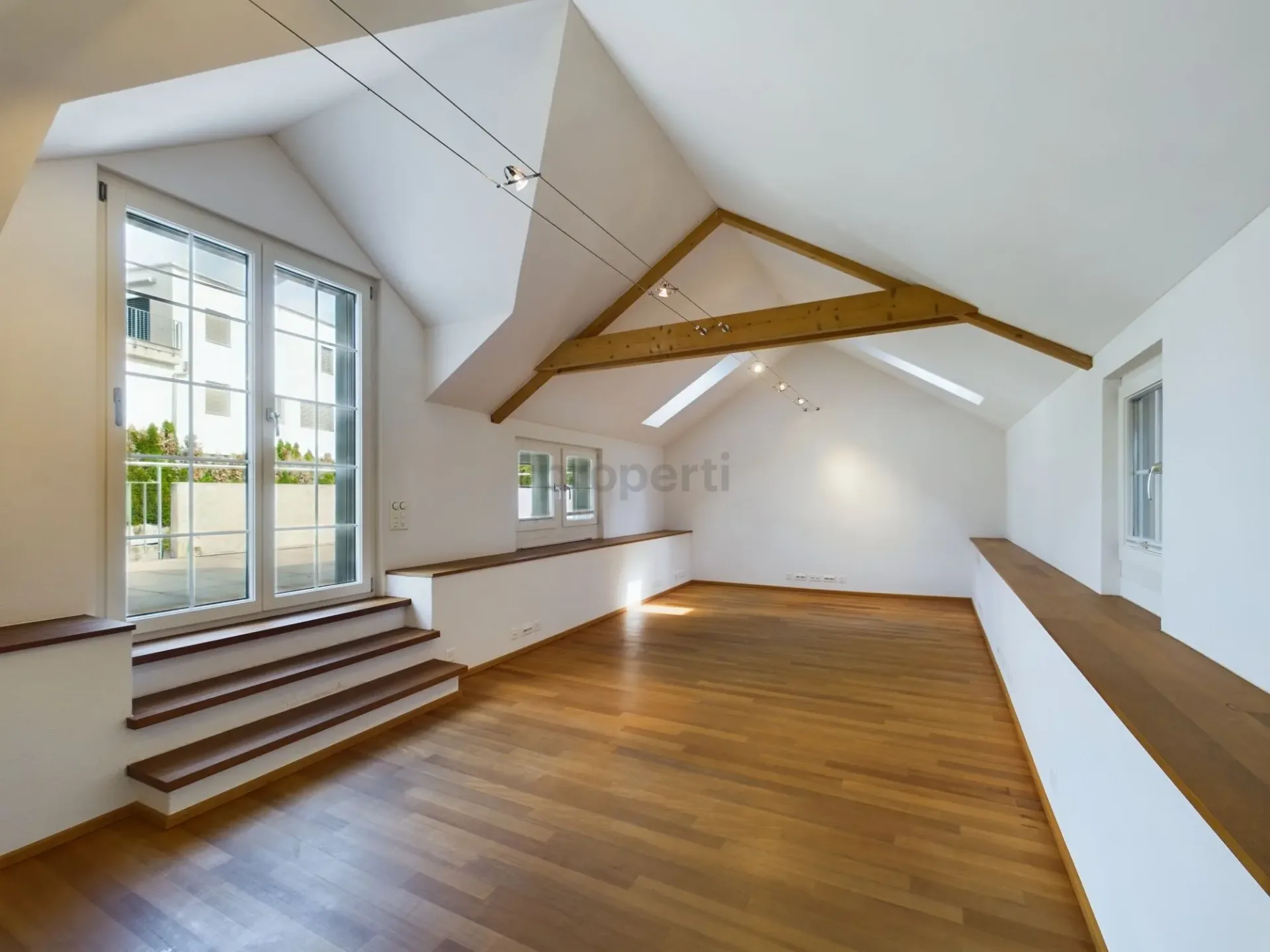 Hohe Decken, 28 m² Terrasse mit Blick auf den historischen Dorfkern und separates Büro im EG