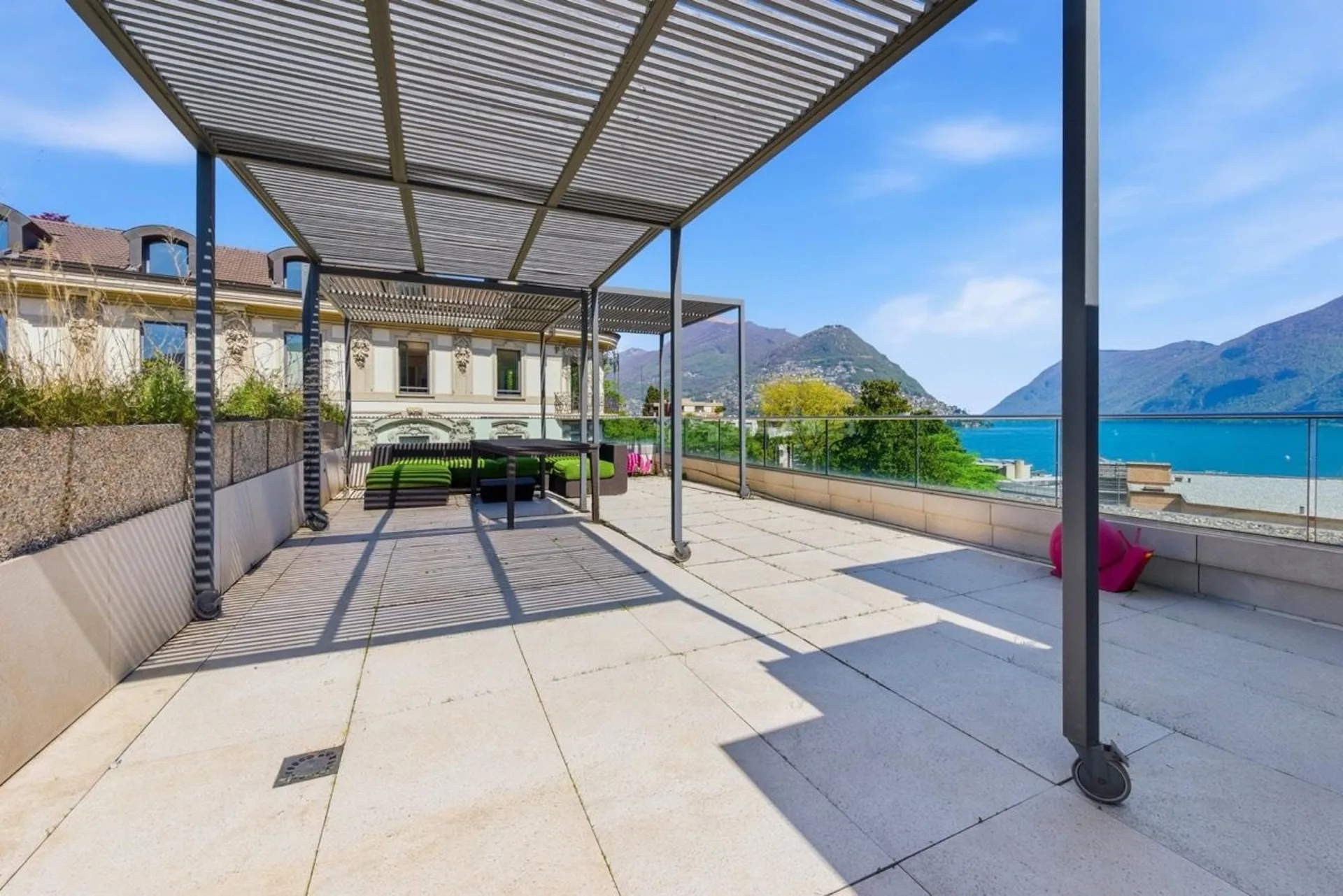 Penthouse exclusif avec toit panoramique et vue imprenable sur le lac de Lugano