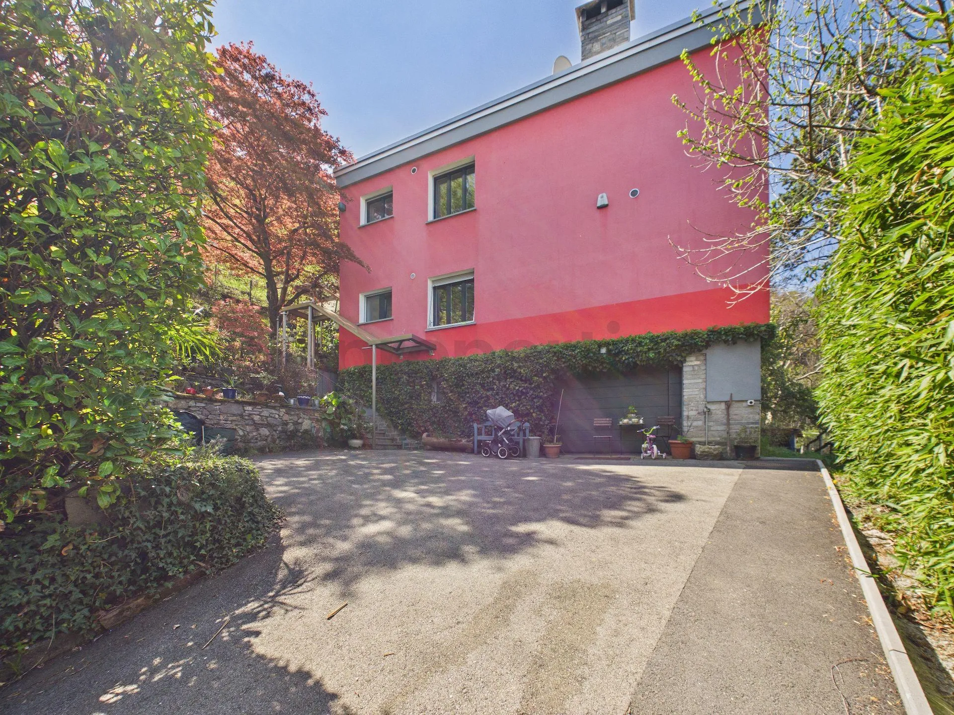 Elegantes Zweifamilienhaus mit 12 Zimmern und großem Privatpark in Robasacco
