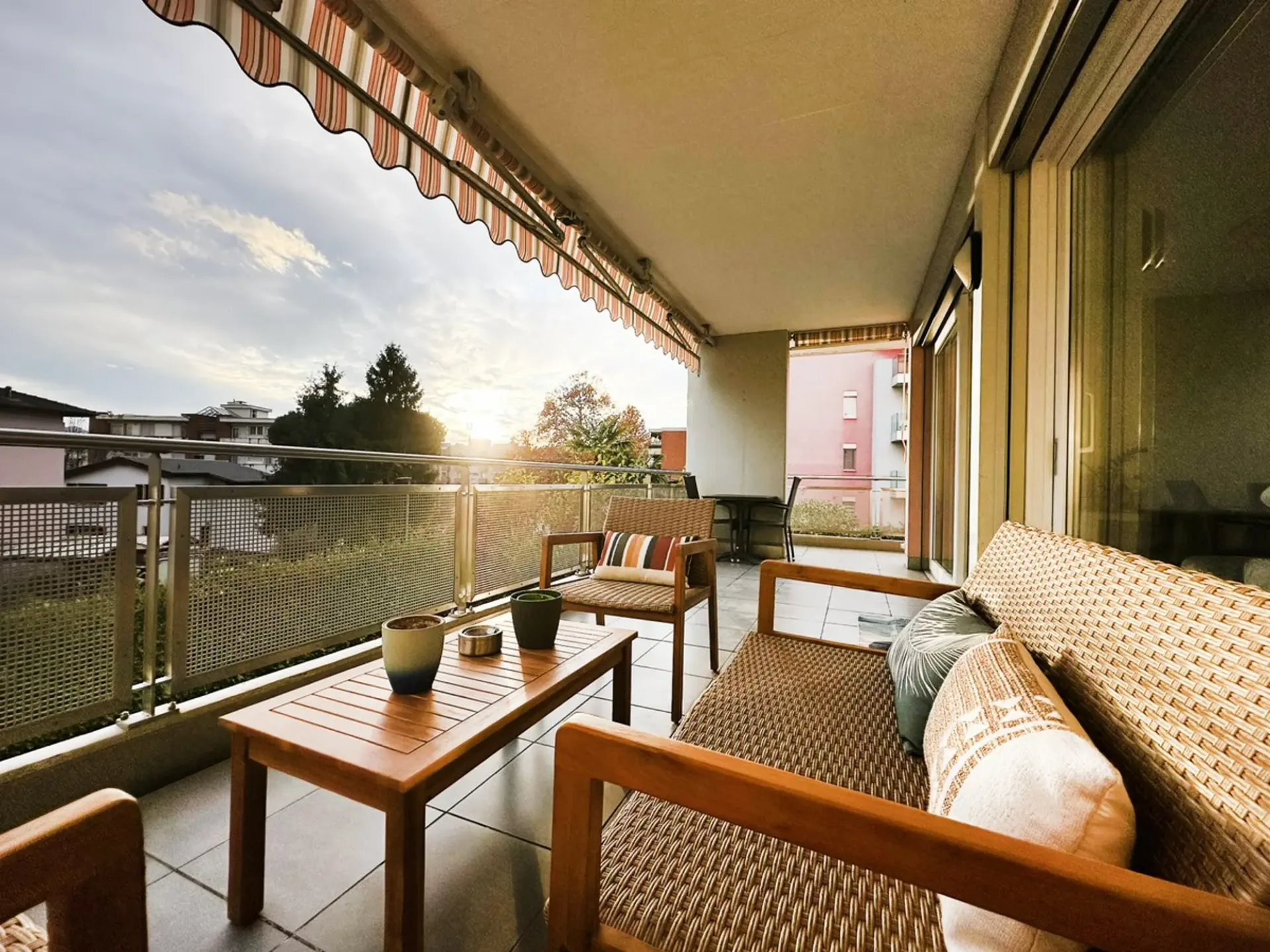 Bright 3.5-room apartment with large sunny terrace in central location