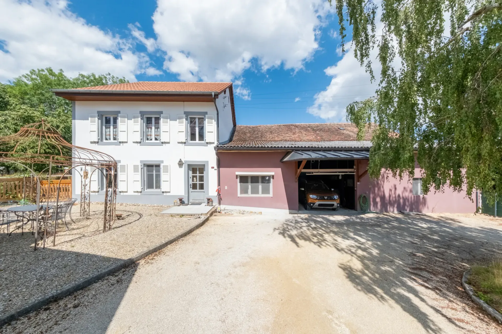 CHARAKTERVOLLES HAUS MIT ZWEI WOHNUNGEN UND NEBENGEBAUDEN