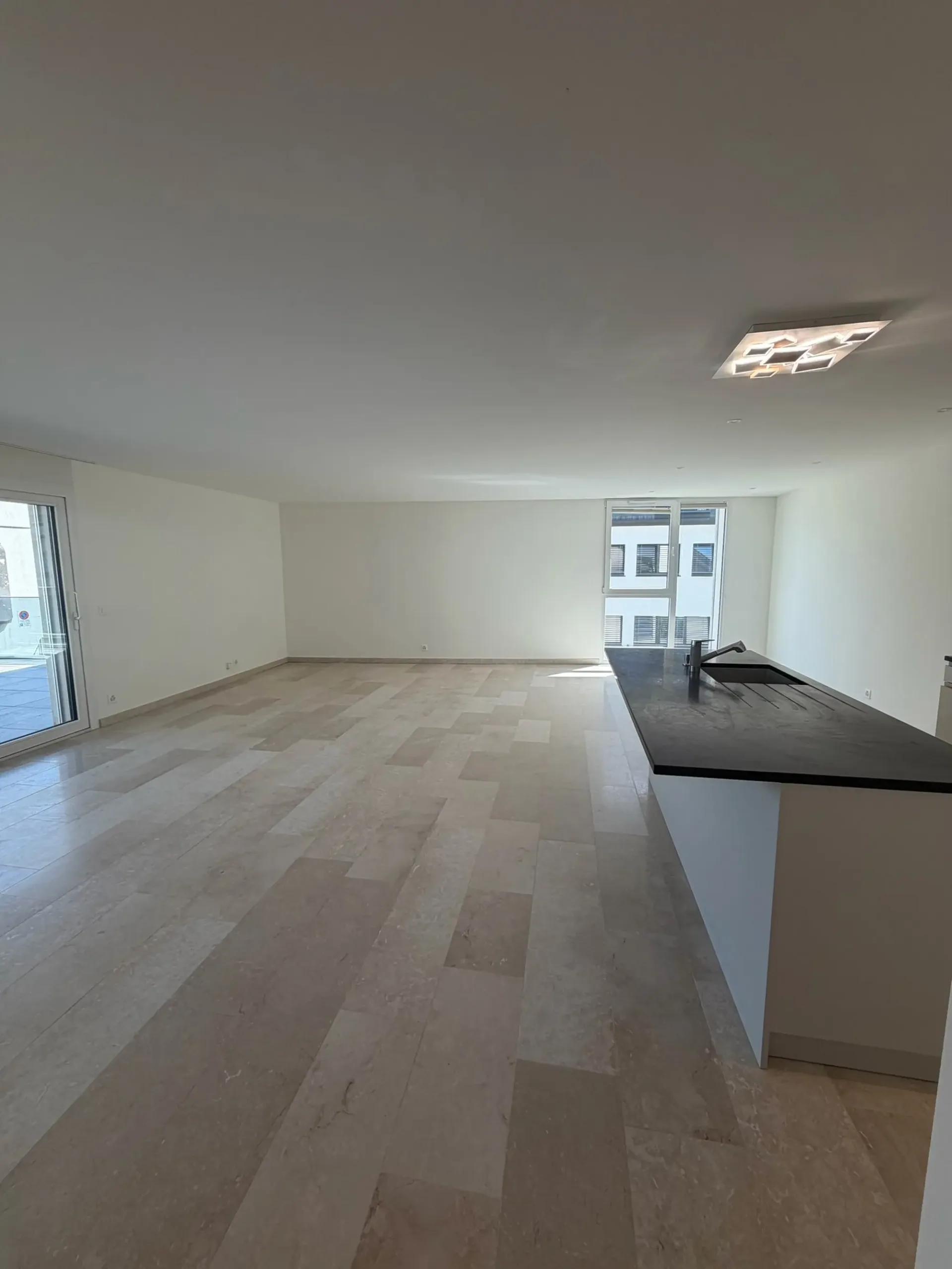 Helles 3.5-Zimmer-Wohnung mit Terrasse in Rolle