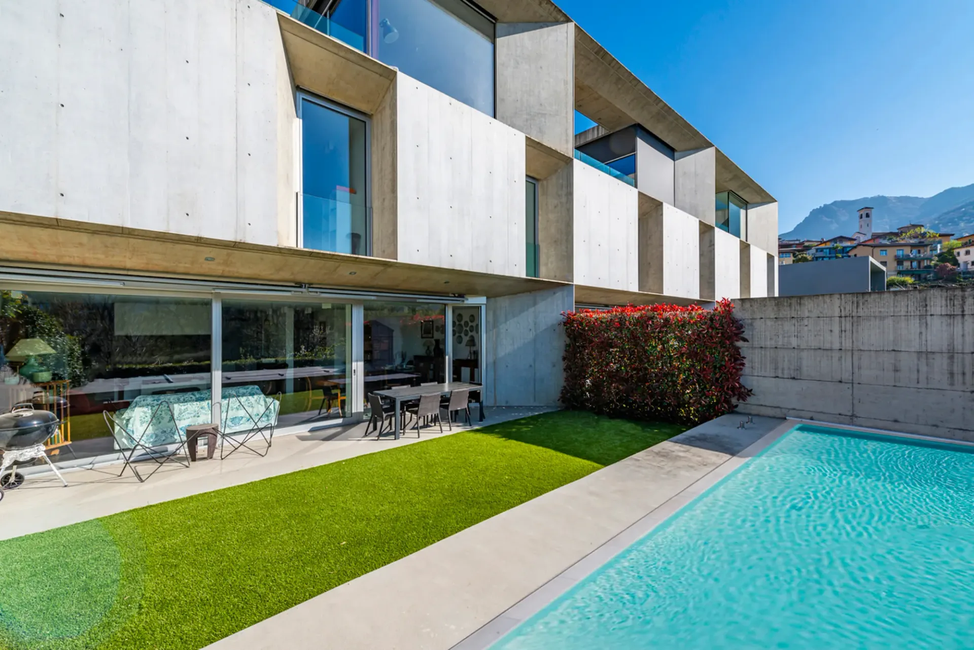 VILLA DI DESIGN IMMERSA NEL VERDE CON PISCINA E VISTA LAGO
