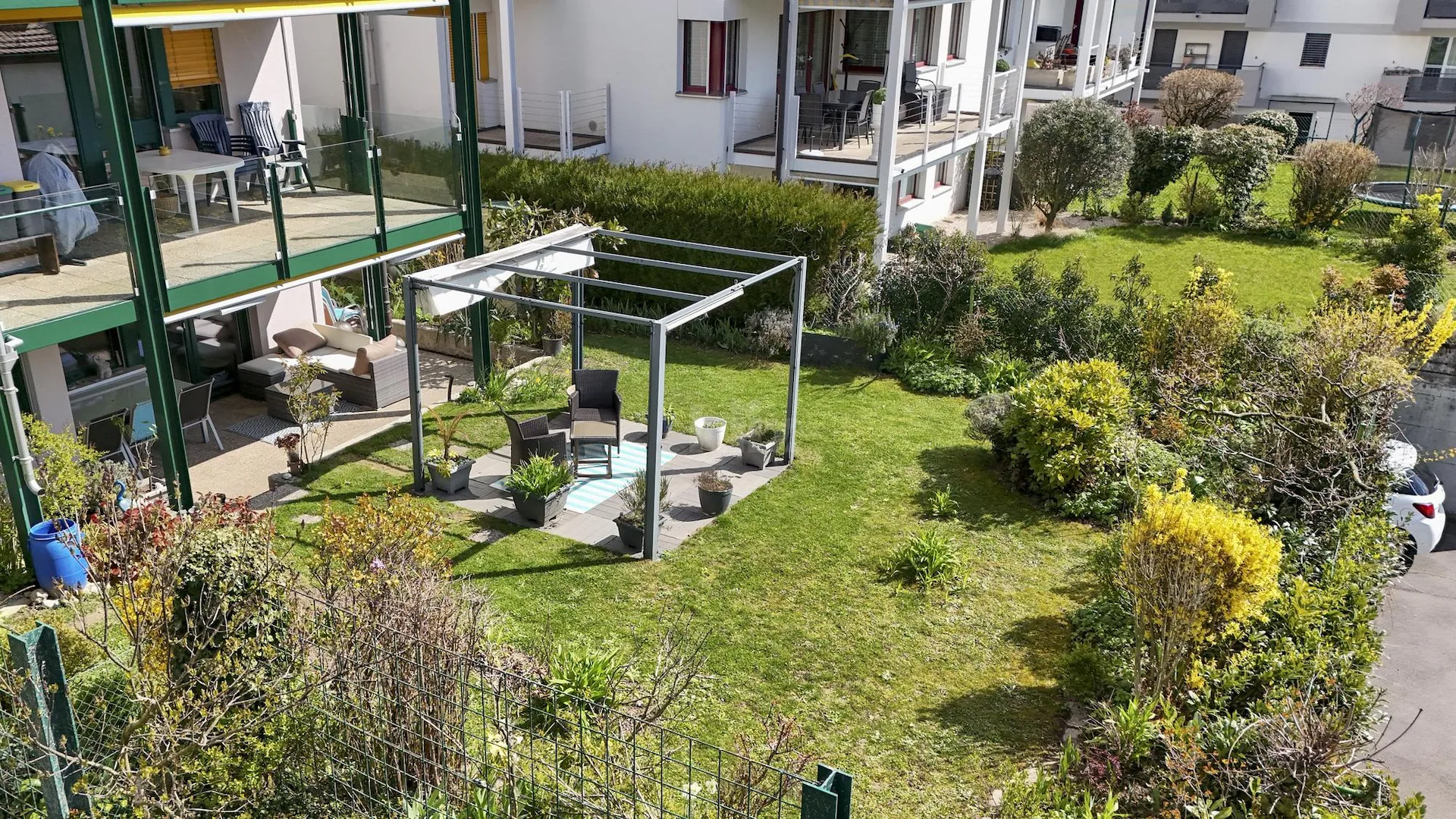 Charming duplex with garden and view of lake and mountains