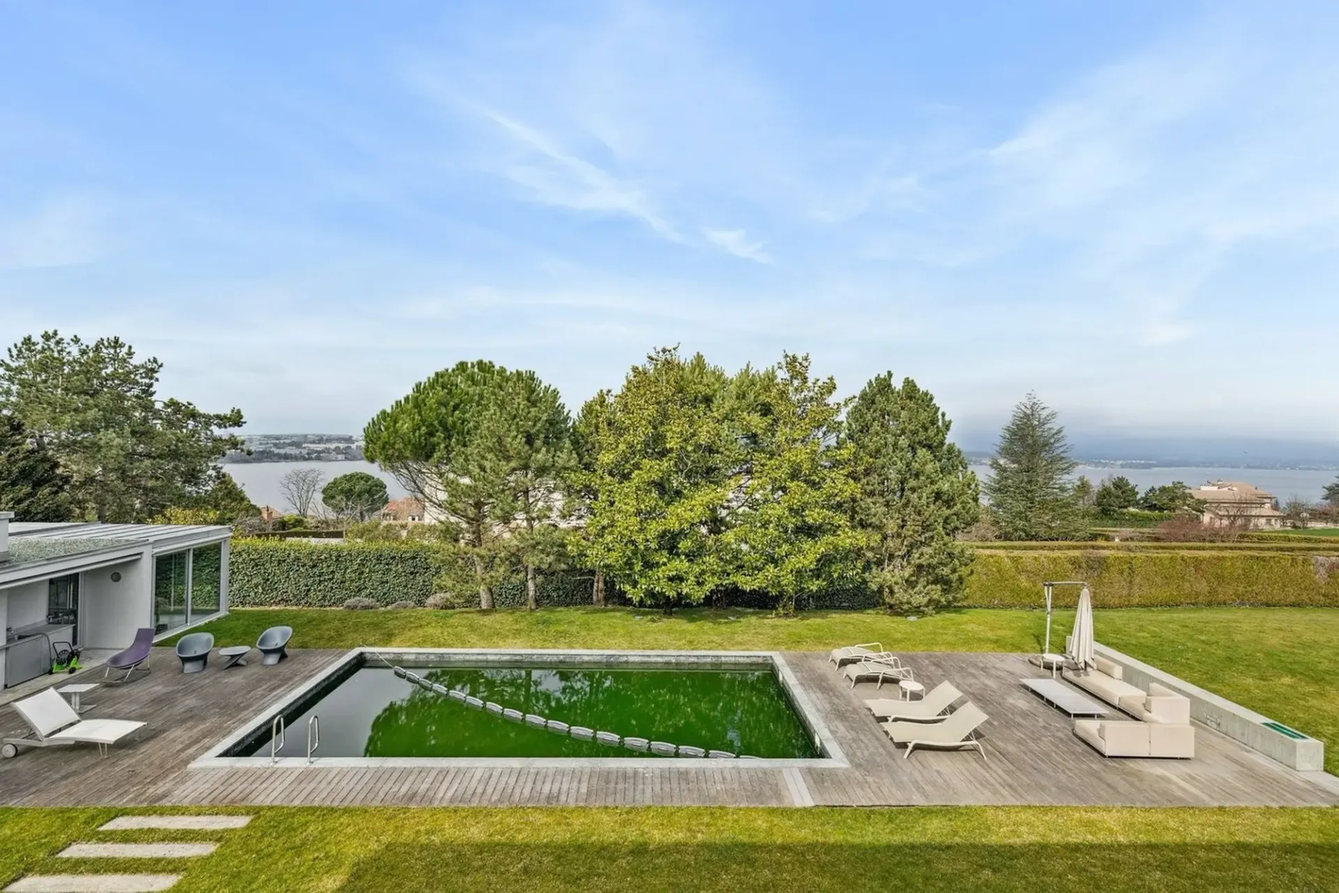 Moderne Villa mit Seeblick