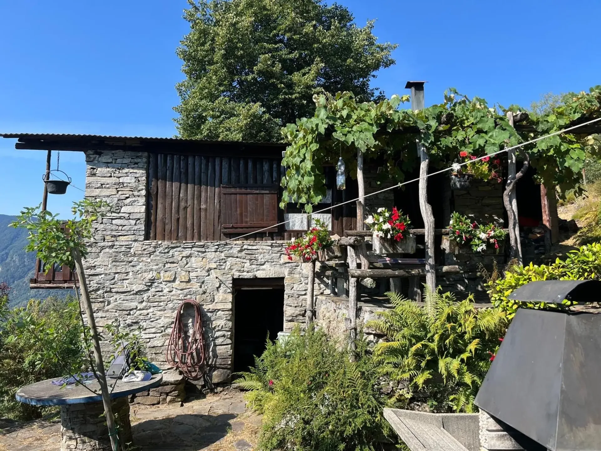Ein Rückzugsort in den Tessiner Bergen – Rustico mit traumhafter Aussicht