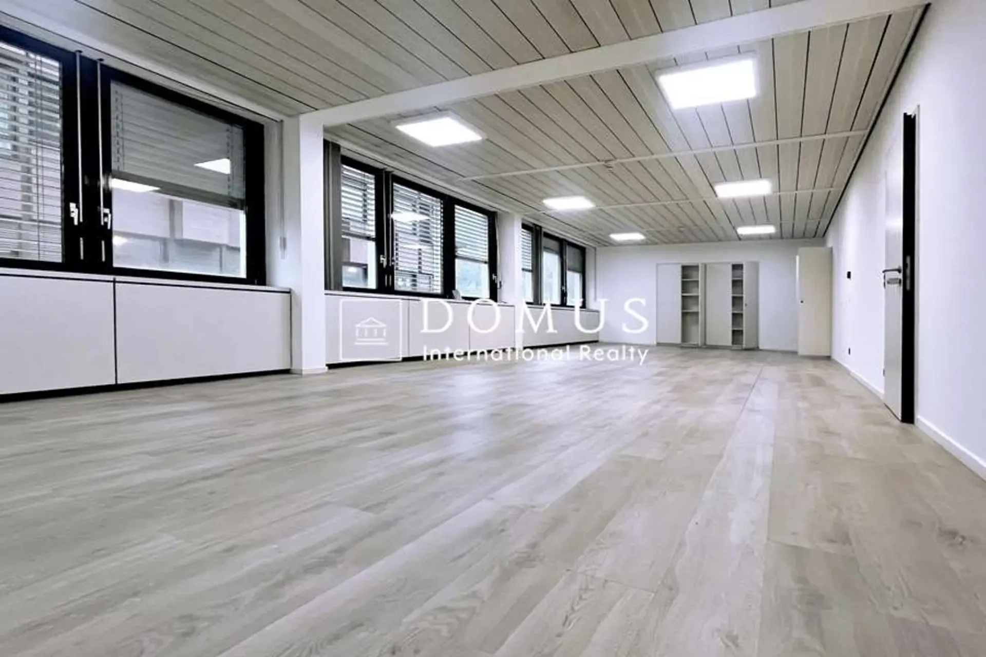 Zentrales Büro mit Konferenzraum