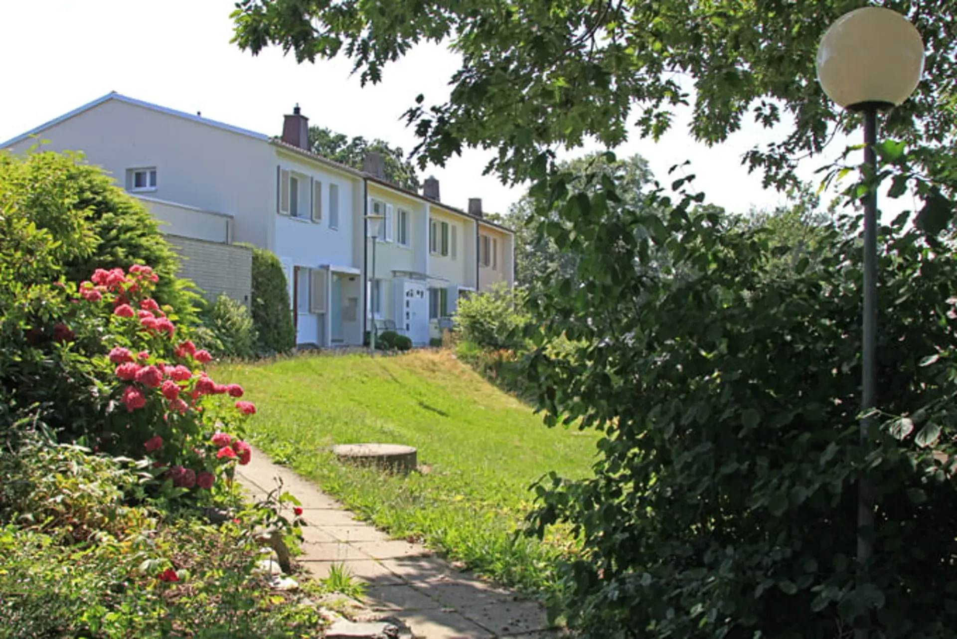 Haus für Singles und Paare. Beste Lage: Besonnter Sitzplatz und Garten. Weitsicht.