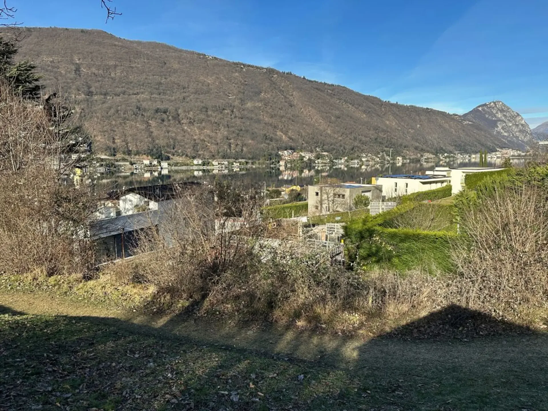 Bauland mit Seeblick, sonnig
