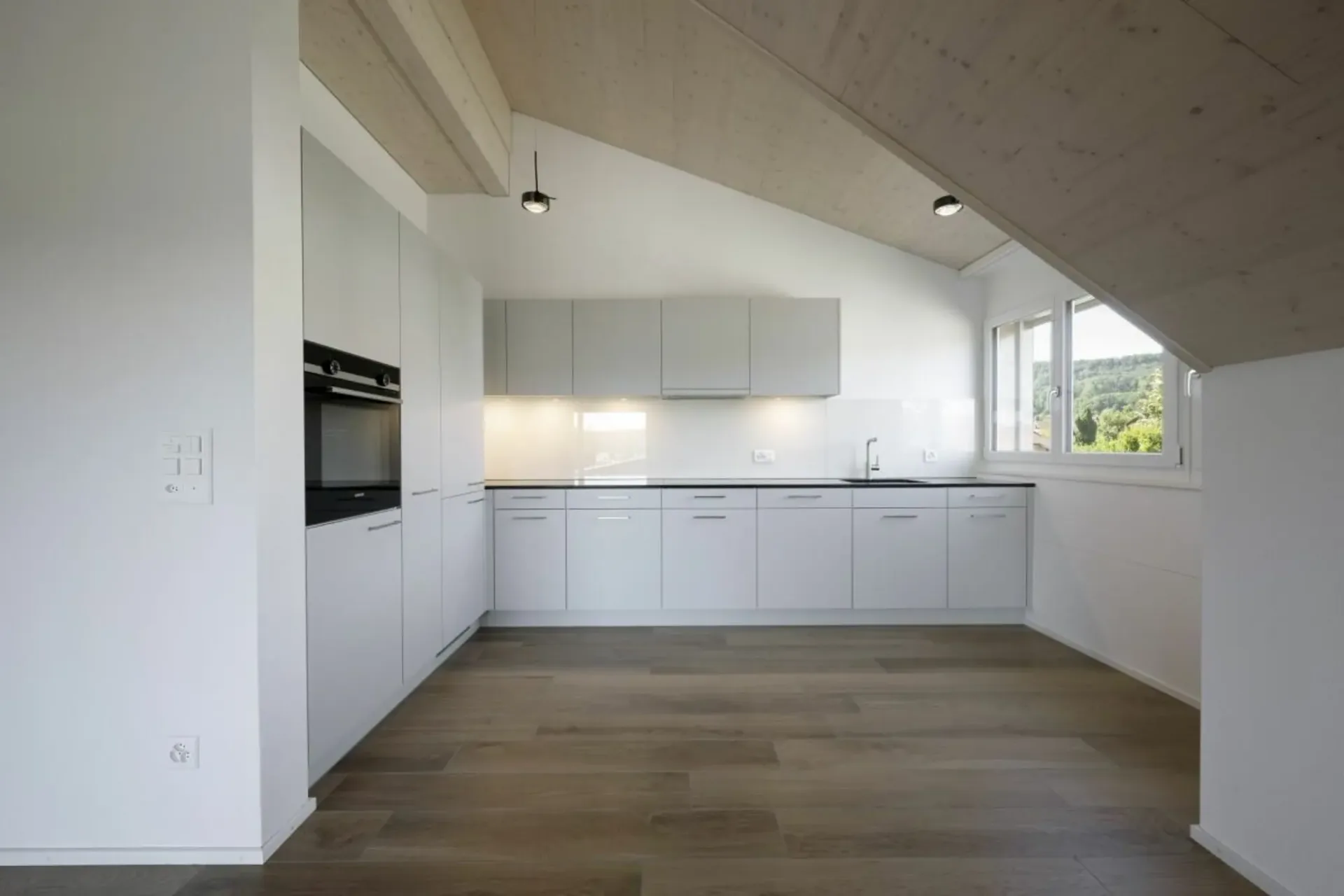 Wunderschöne 3.5 Zimmer Wohnung mit hohen Räumen und schönem Balkon